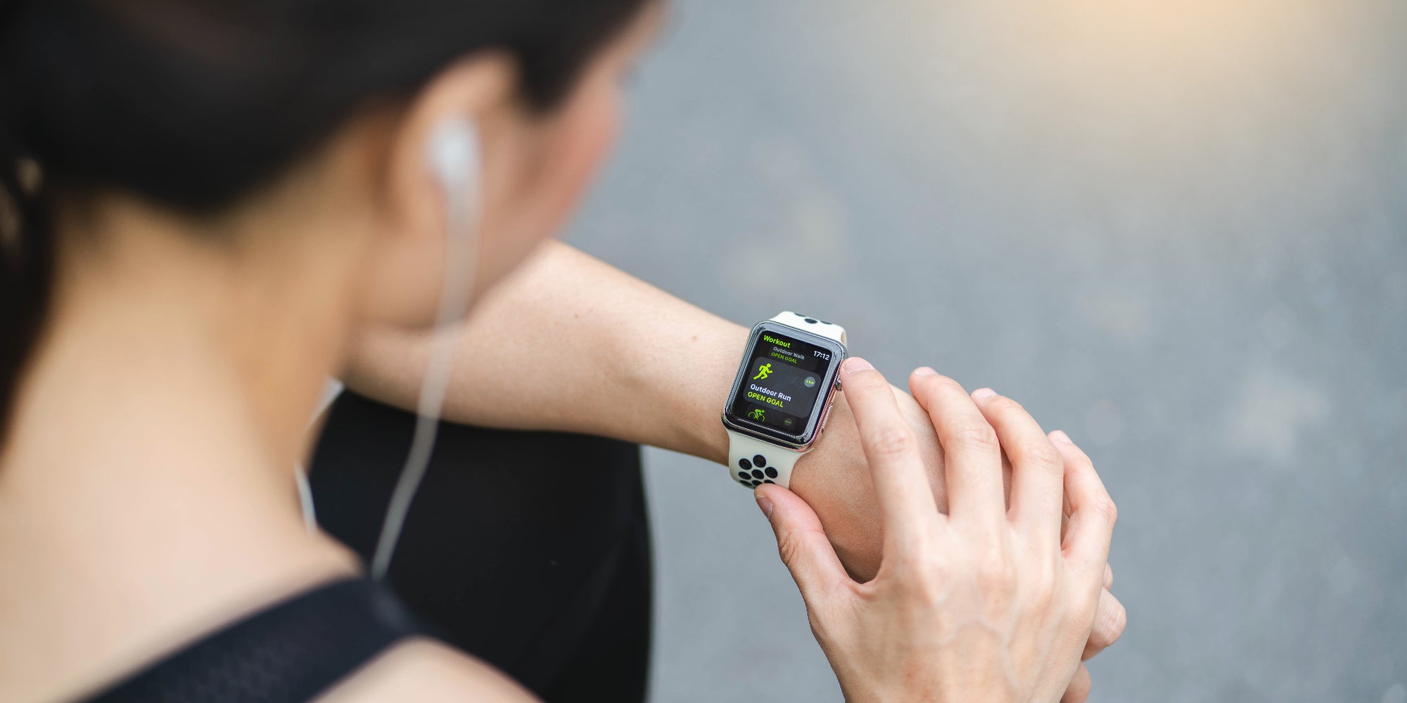 Le Xiaomi Band et l'Apple Watch (en photo) ont tous deux de jolis arguments...