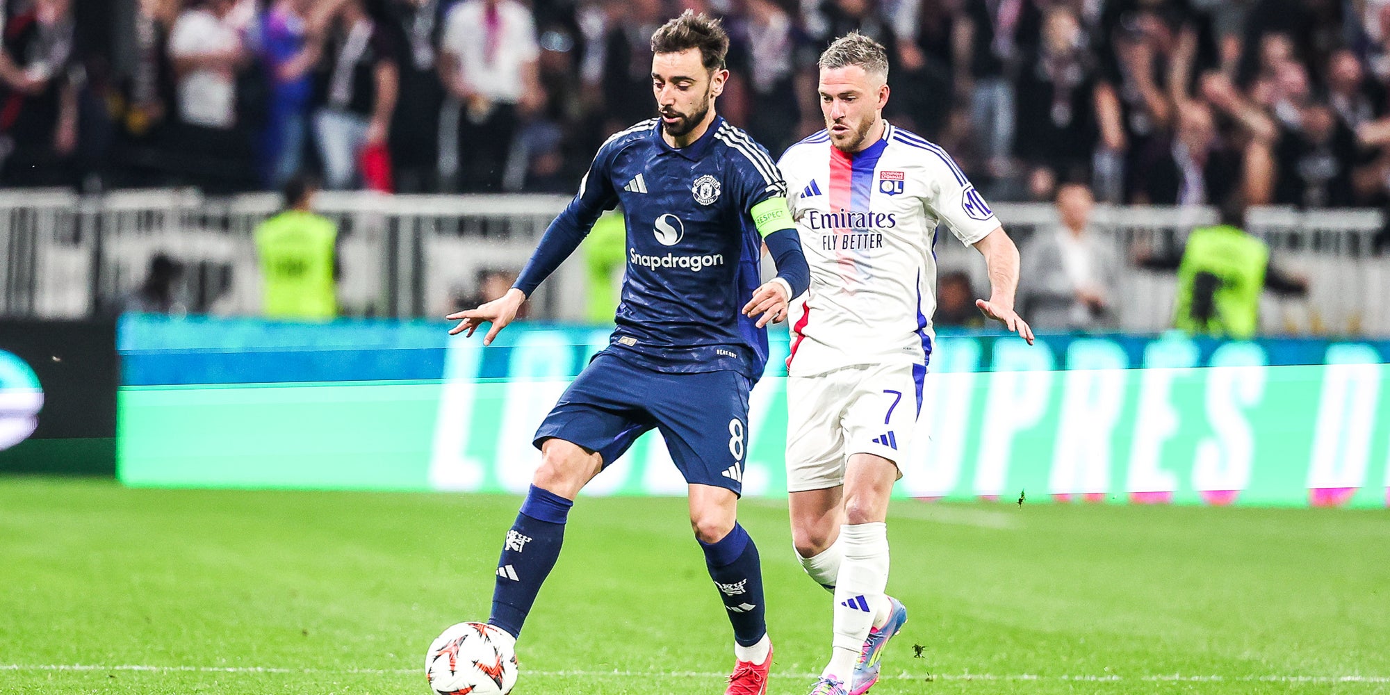 L'Olympique Lyonnais de Jordan Veretout (à droite) va devoir se méfier du Mancunien Bruno Fernandes (à gauche) pour aller en demi-finale de Ligue Europa.