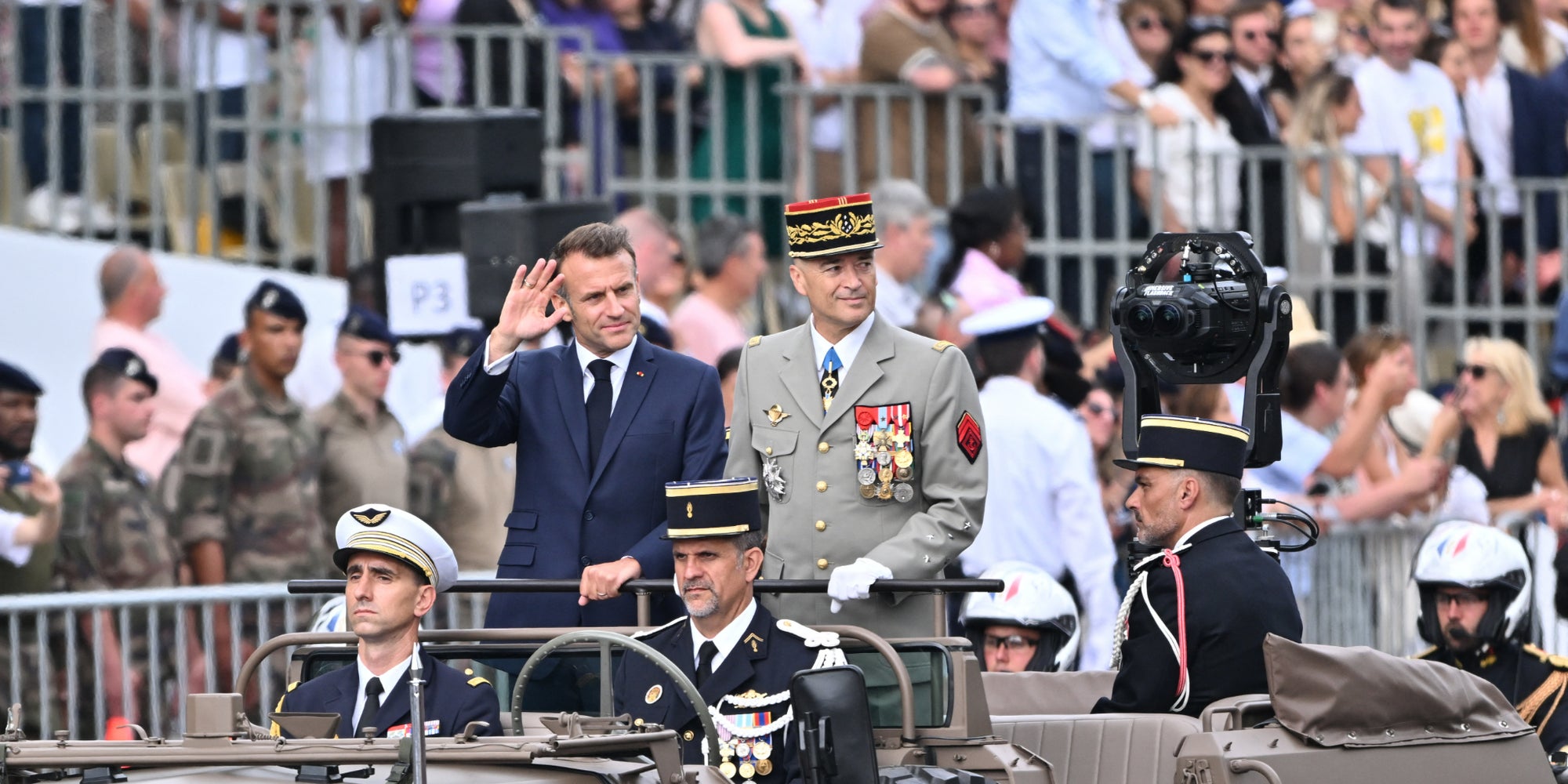 Le président français Emmanuel Macron salue les troupes, accompagné du chef d'état-major des armées françaises, le général Thierry Bukhard lors du défilé militaire annuel du 14 juillet sur l'avenue des Champs-Élysées à Paris, en France

Traduit avec DeepL.com (version gratuite)