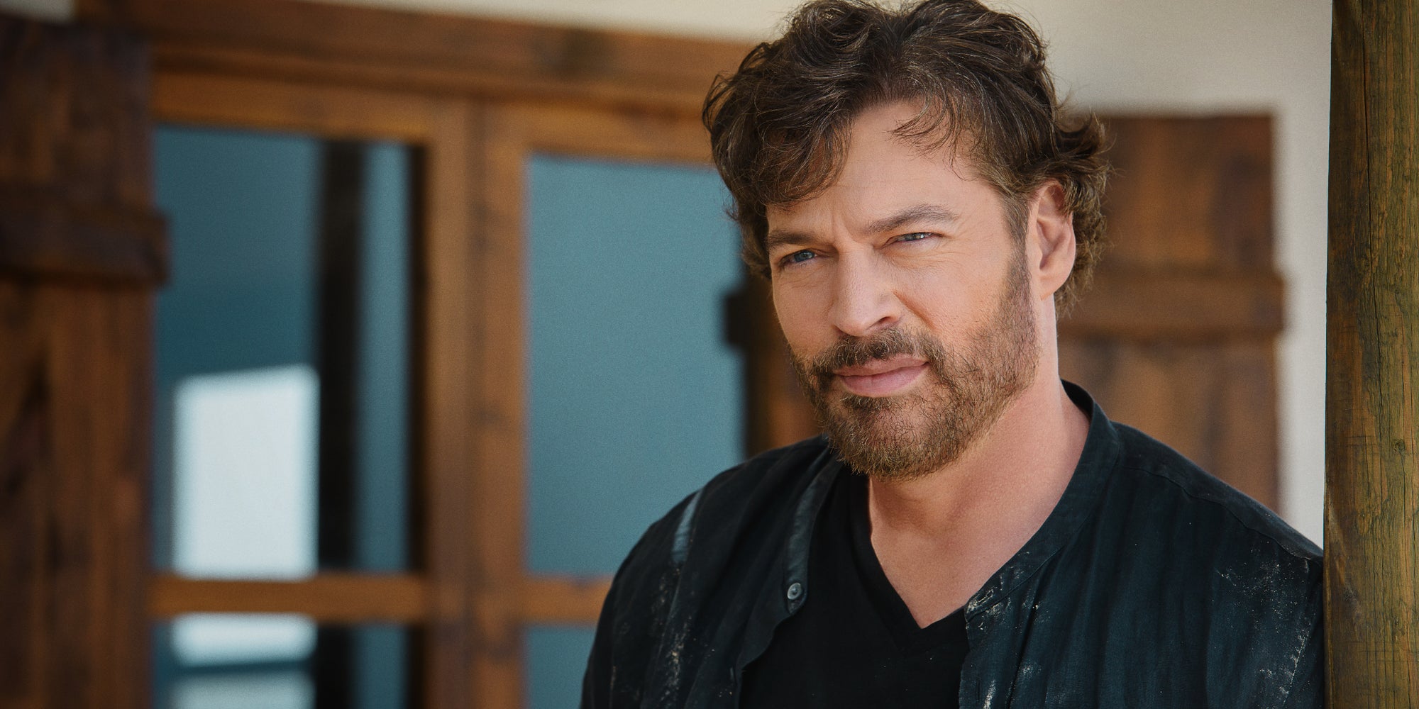 John (Harry Connick Jr.) à la recherche de son amour perdu dans "Si je tombe". 