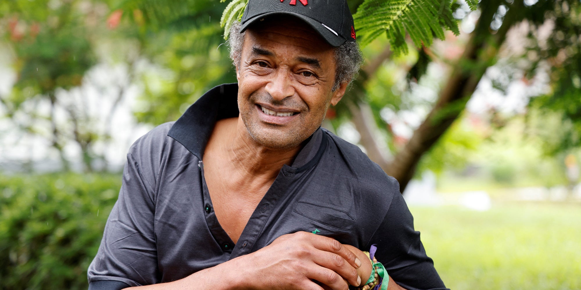 Yannick Noah prend la pose devant son hôtel "Village Noah" à Yaoundé, le 25 juillet 2022. 