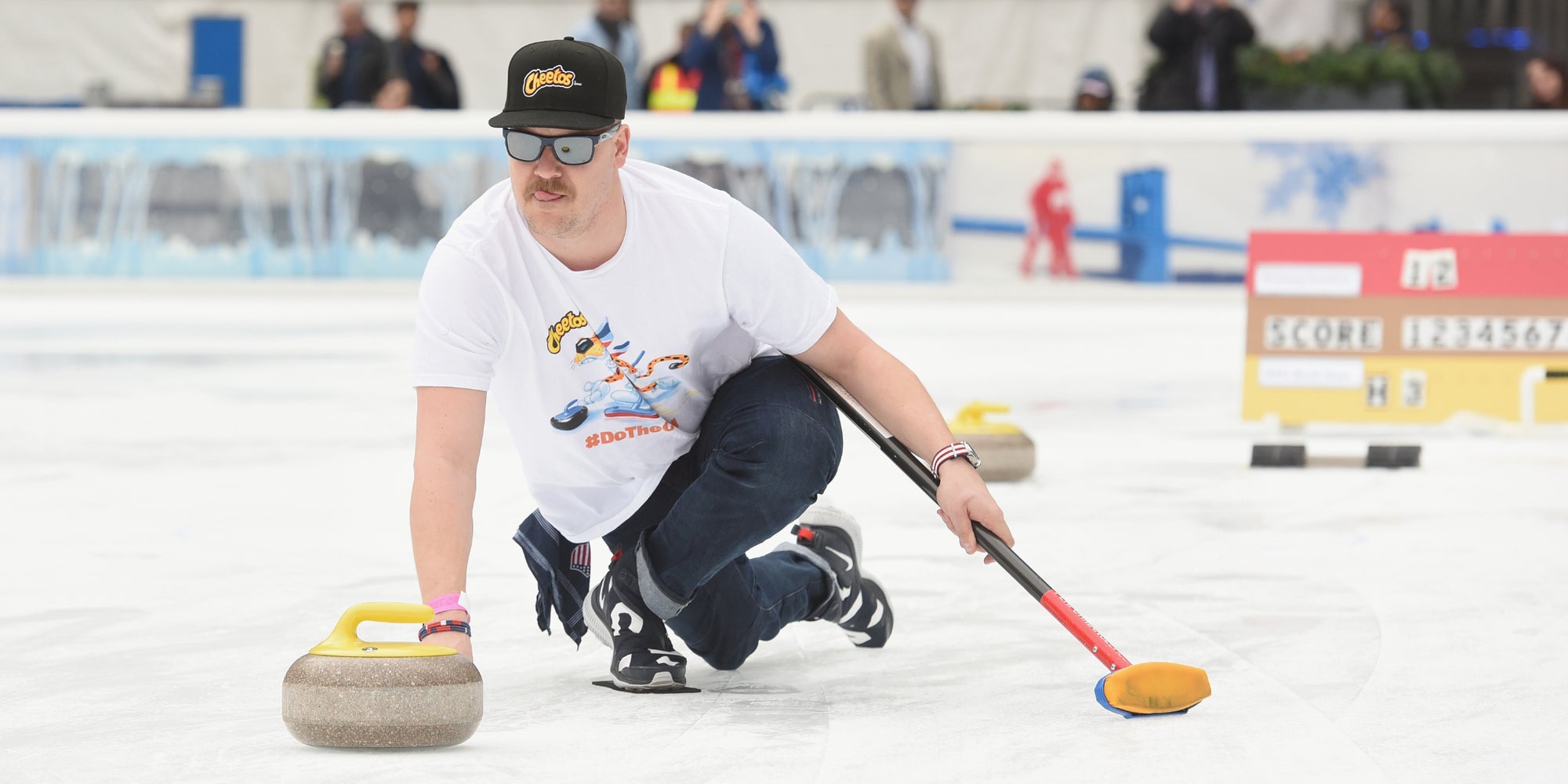 Matt Hamilton, membre de l'équipe américaine de curling, lors d'une démonstration à New York en mars 2018.