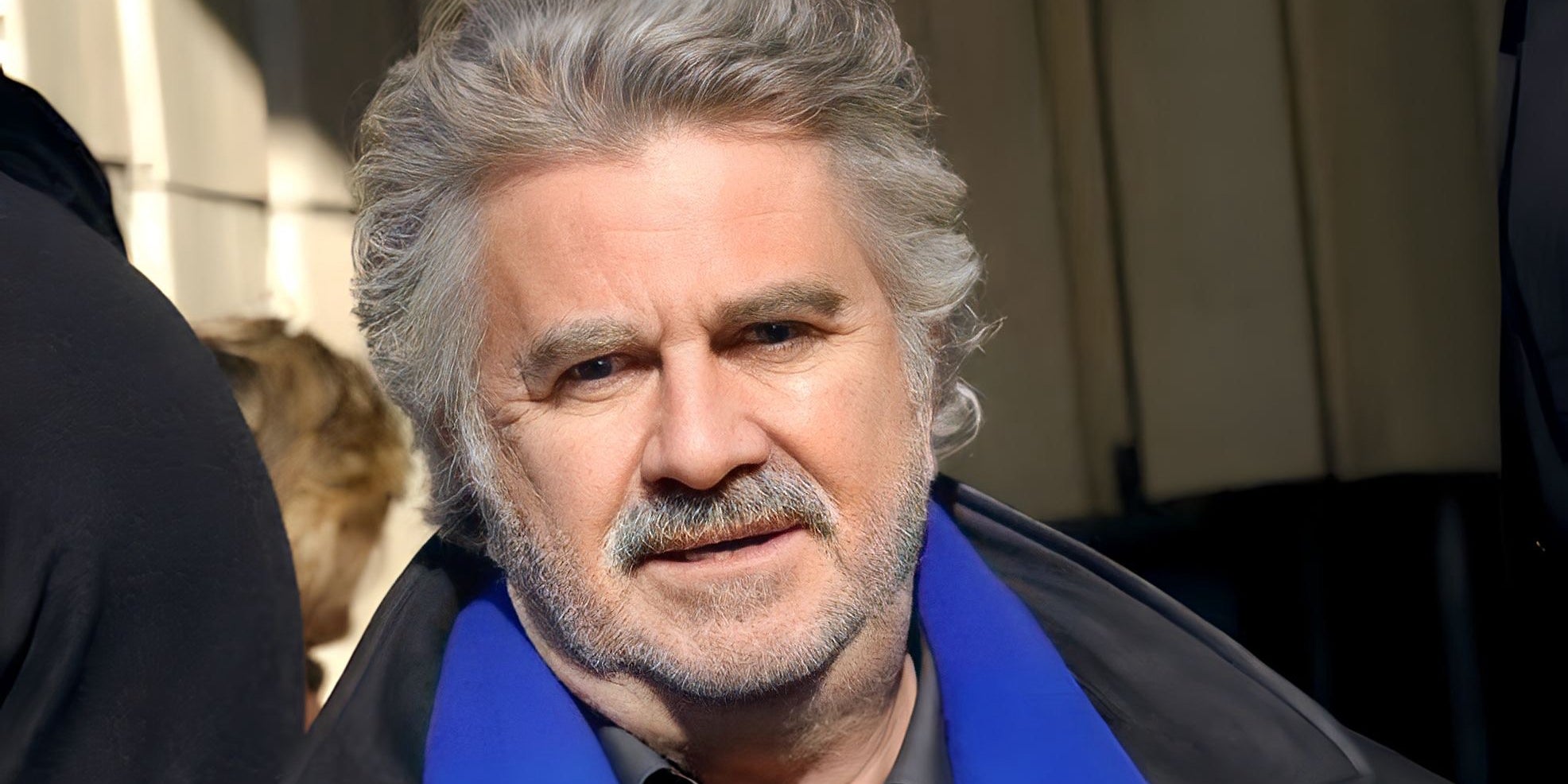 Roland Magdane à l'église de la Madeleine à Paris après avoir assisté à la cérémonie d'enterrement du chanteur Henri Salvador, le 16 février 2008.