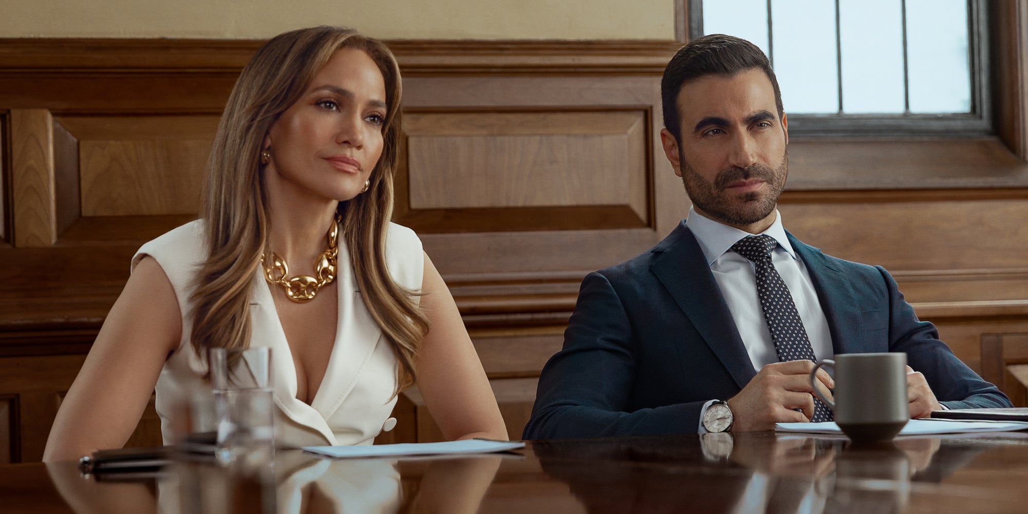 Jennifer Lopez (Jackie Cruz) et Brett Goldstein (Daniel Blanchflower) dans la comédie romantique "Office Romance" à voir sur Netflix.