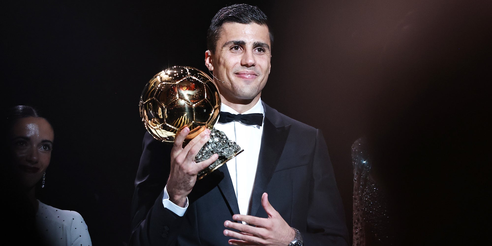 Rodri soulevant son Ballon d'Or, le 28 octobre 2024 au Théâtre du Châtelet de Paris.