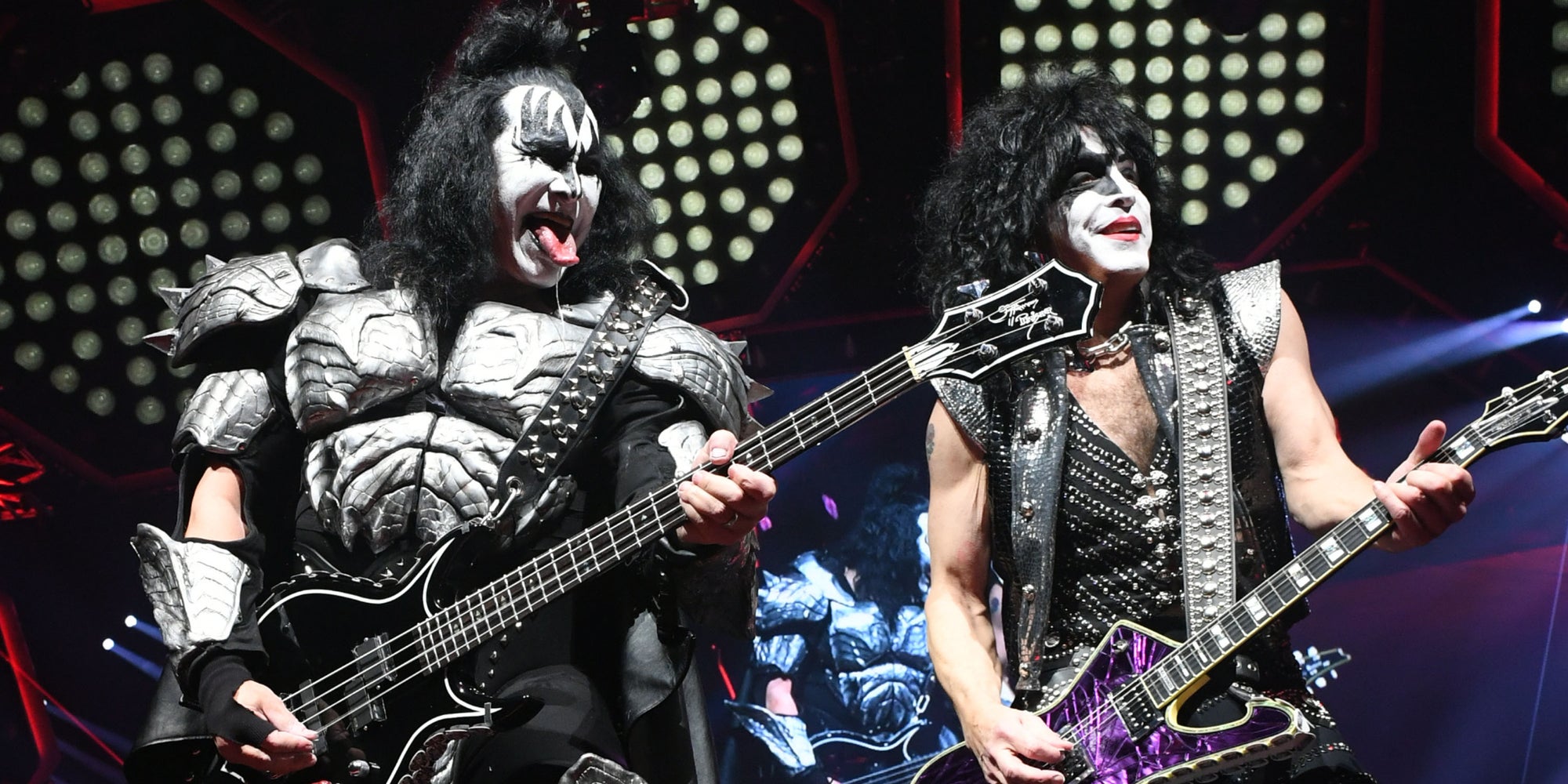 Gene Simmons et Paul Stanley du groupe KISS, sur la scène du Forum à Inglewood, Californie, pour leur "End of the Road Tour", le 16 février 2019.
