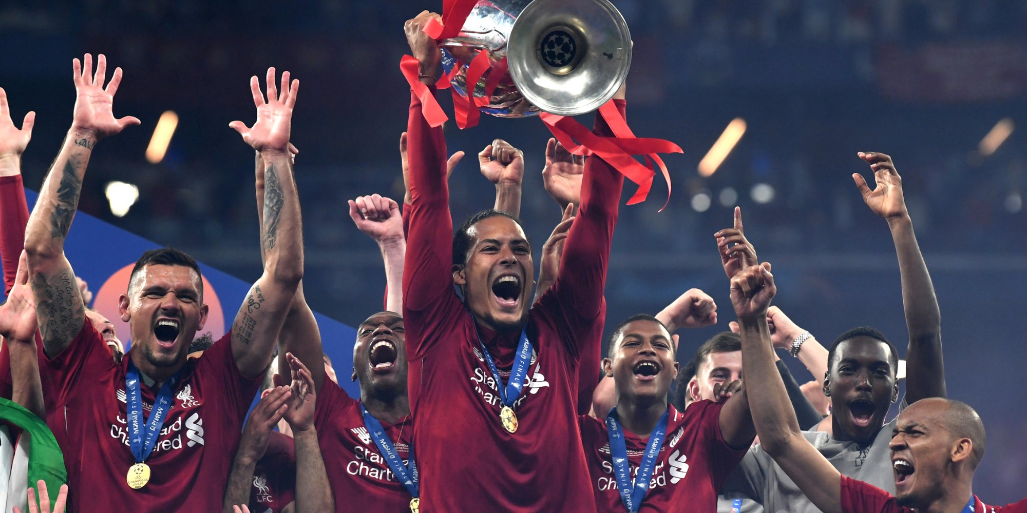 Virgil van Dijk brandit la Ligue des Champions, remportée par Liverpool le 1er juin 2019 à Madrid.