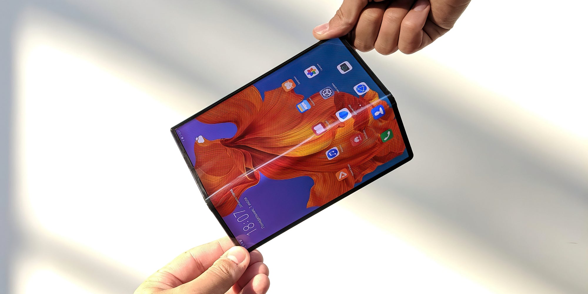 Après le Mate X, Huawei devrait plier son prochain smartphone dans l'autre sens...