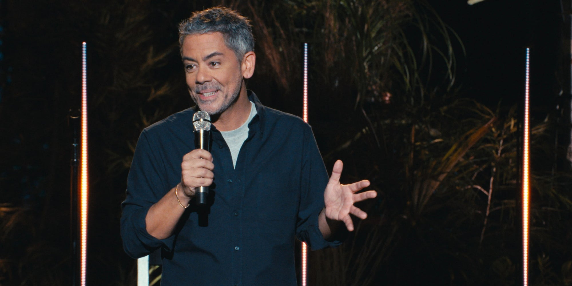 Manu Payet interprétant son spectacle ''Emmanuel 2'', le 8 novembre 2024 au Téat plein air de Saint-Gilles les Bains (La Réunion).