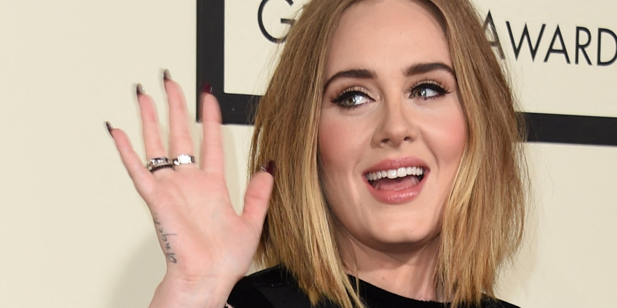 Adele sur le tapis rouge de la 58ème cérémonie des Grammy Music Awards, à Los Angeles, le 15 février 2016. 