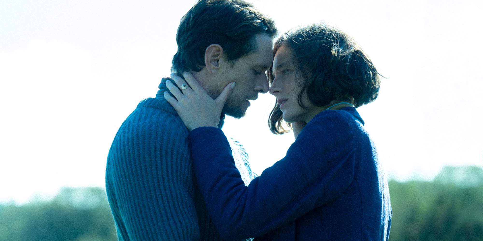 Jack O'Connell et Emma Corrin dans "L'Amant de Lady Chatterley".