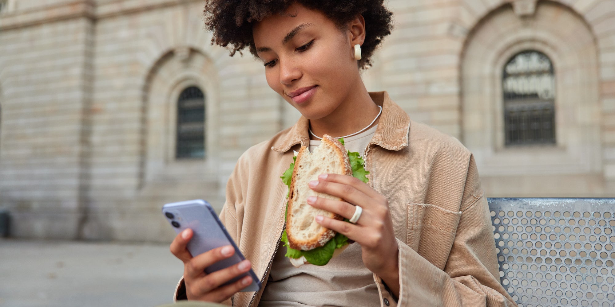 Vous mangez souvent devant votre smartphone ? On vous explique pourquoi il faut changer cette mauvaise habitude…