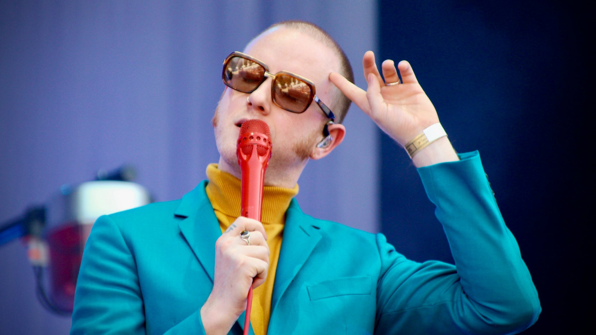 "Oh tiens il fait 35°C à l'ombre, si je mettais un col roulé sous mon costume ?"