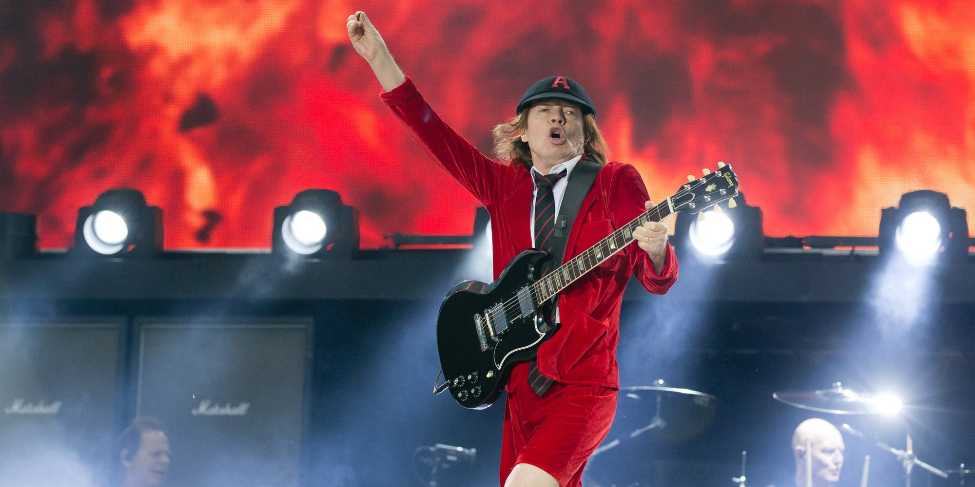 Le légendaire guitariste d'AC/DC, Angus Young, sur scène à Nuremberg, le 8 mai 2015. 