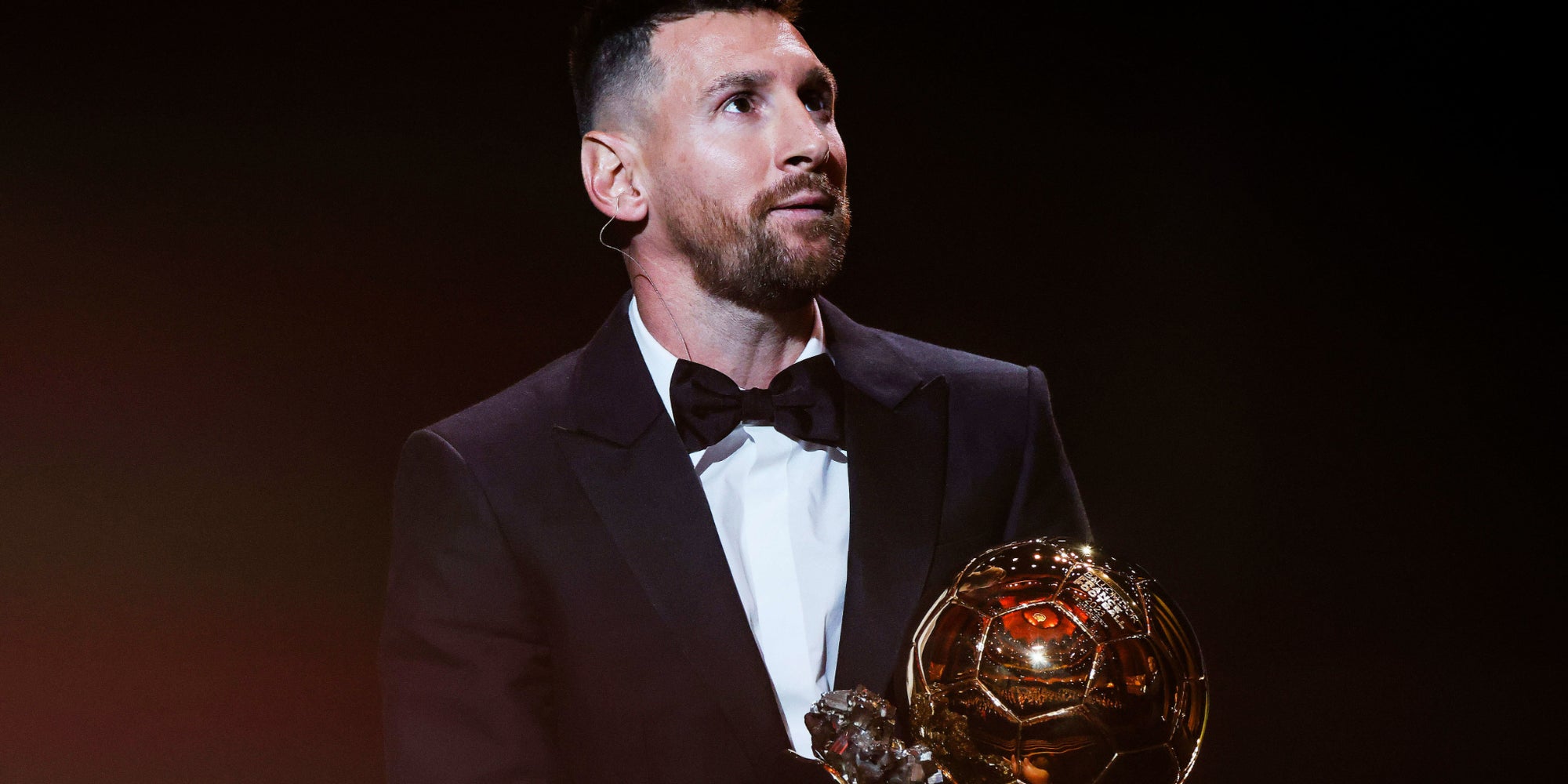 L'Argentin Lionel Messi et son 8e Ballon d'Or, le 30 octobre 2023 au Théâtre du Châtelet, à Paris.