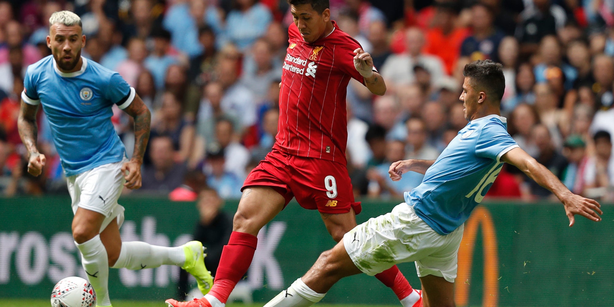 Bobby Firmino aux prises avec Rodri et Ottamendi lors du Community Shield le 4 août 2019