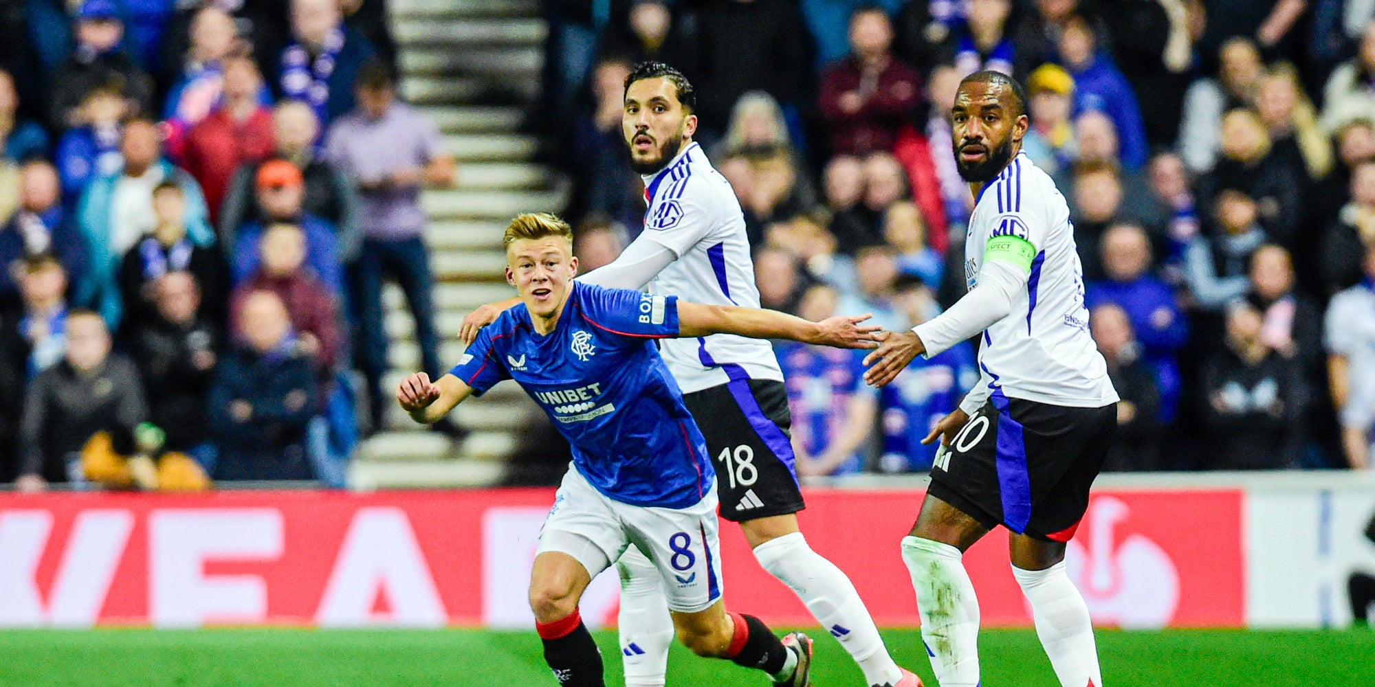 Rayan Cherki et Alexandre Lacazette lors du match entre l'OL et les Glasgow Rangers, le 3 octobre 2024 à l'Ibrox Stadium (Glasgow).