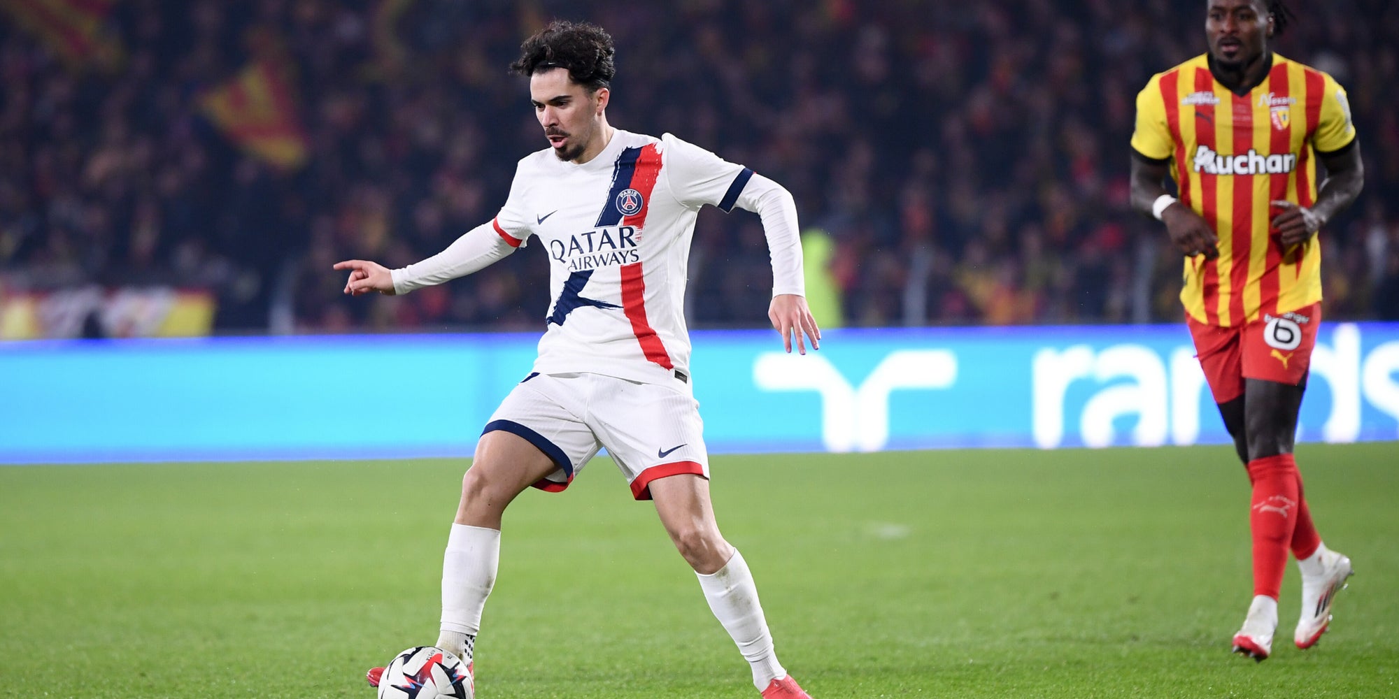 Vitinha (PSG) lors du match de Ligue 1 entre le RC Lens et le Paris Saint-Germain le 18 janvier 2025 au Stade Bollaert-Delelis, à Lens.