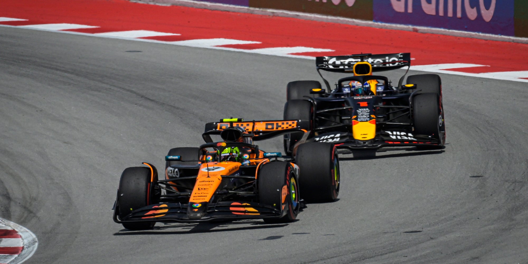Lando Norris (GBR, McLaren F1 Team) et Max Verstappen (NLD, Oracle Red Bull Racing) au Grand Prix F1 d'Espagne, sur le Circuit de Barcelone-Catalogne, le 1er juin 2025.