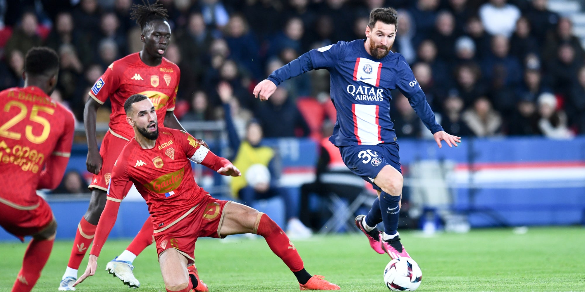 Le Parisien Lionel Messi face aux joueurs d'Angers lors du match de 18e journée de Ligue 1 disputé au Parc des Princes, à Paris, le 11 janvier 2023.