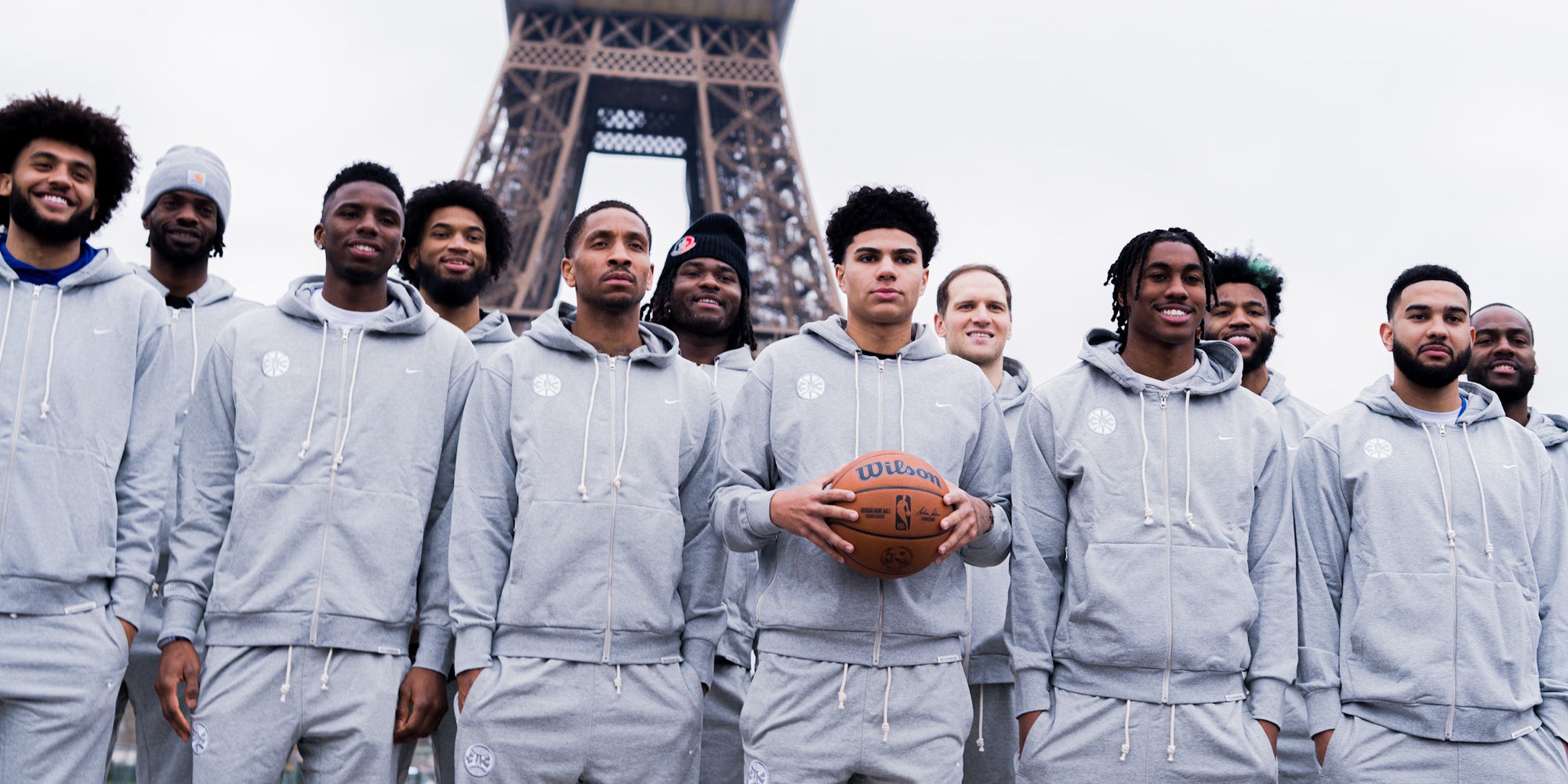 Les Detroit Pistons en visite touristique devant la Tour Eiffel avant le NBA Paris Game 2023.