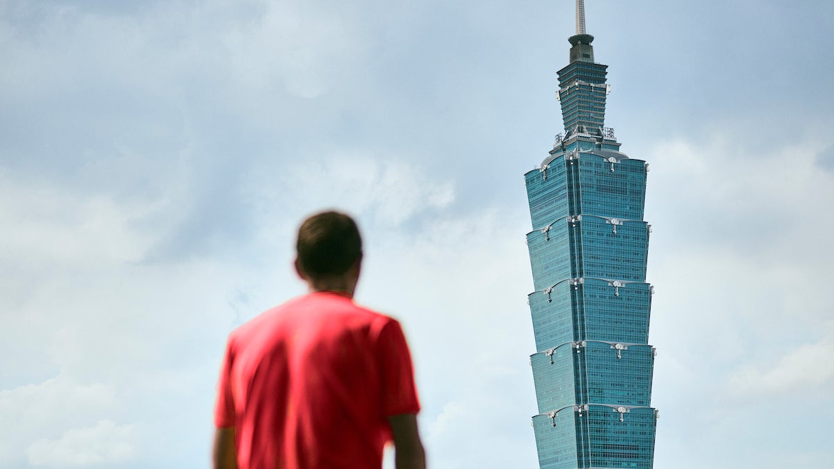 Alex Honnold face au Taipei 101 de Taïwan.
