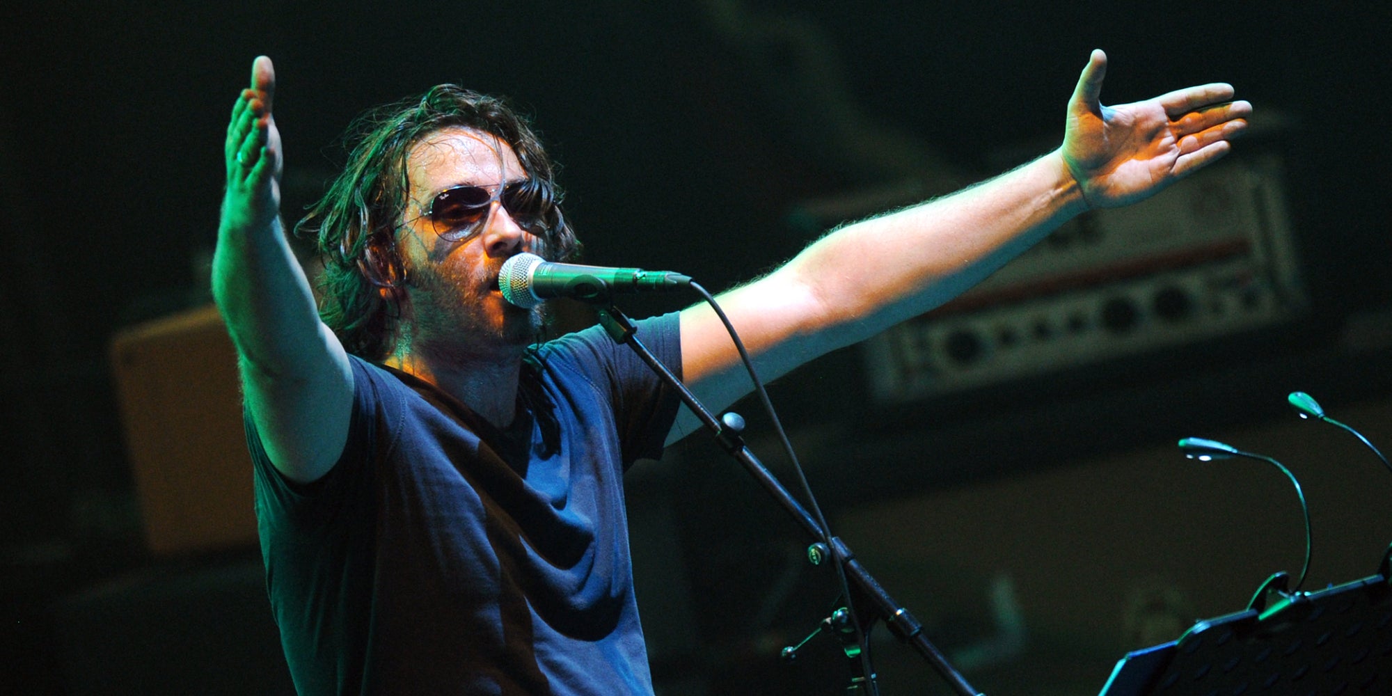 Le chanteur Damien Saez sur la scène des Francofolies en 2013.