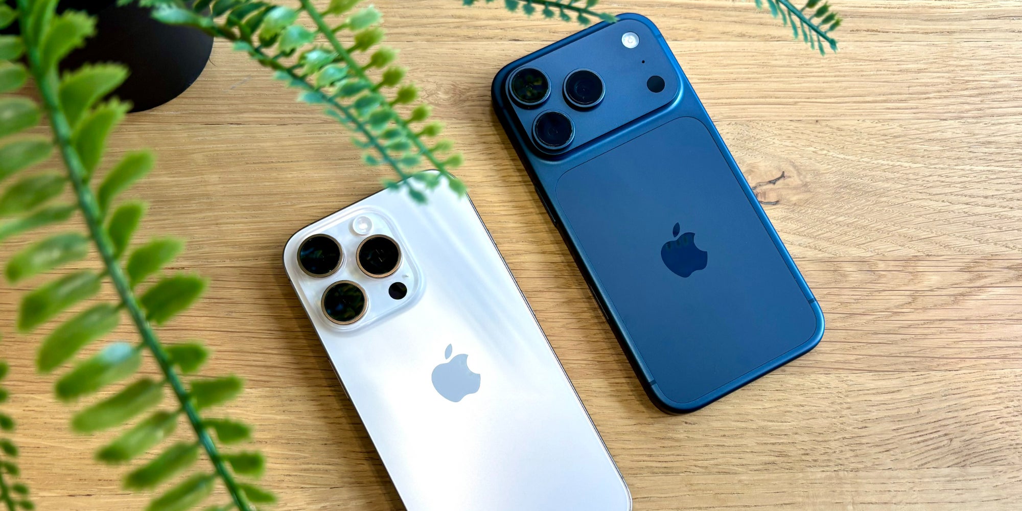 L'iPhone 17 Pro (à droite) se distingue de son prédécesseur, l'iPhone 16 Pro (à gauche), par son design... mais pas que.