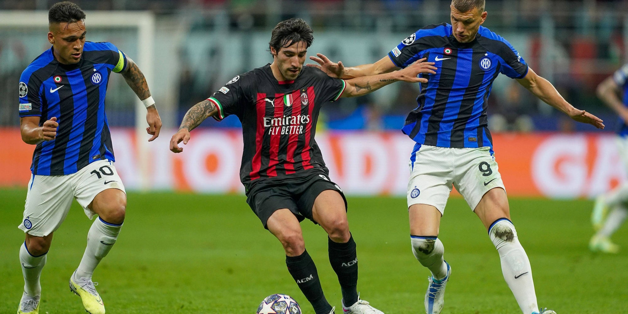 Sandro Tonali (AC Milan) pressé par Lautaro Martinez et Edin Dzeko (Inter), lors de la demi-finale aller de la Ligue des Champions, à San Siro, le 10 mai 2023.