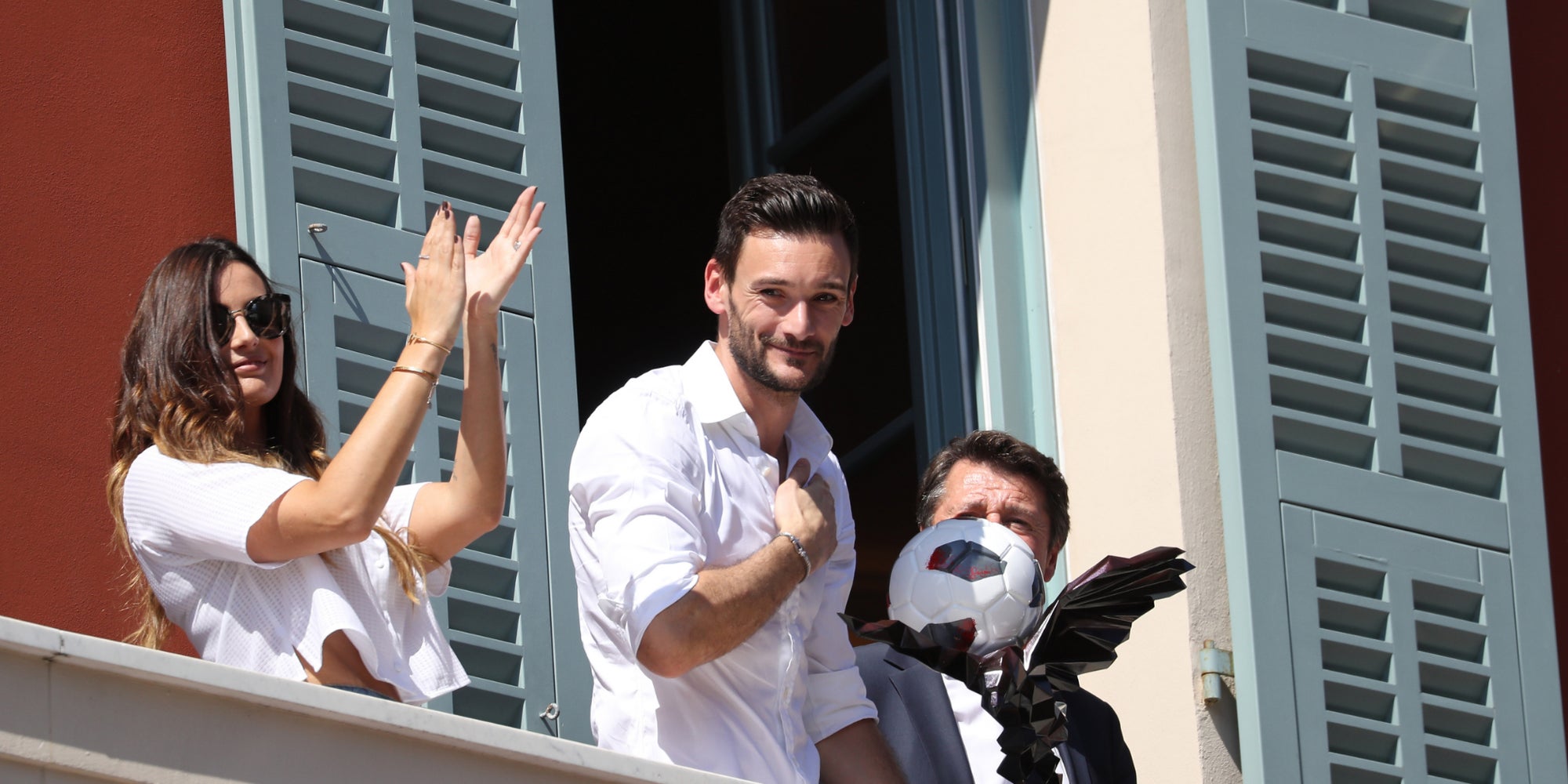 Le capitaine de l’équipe de France, Hugo Lloris et son épouse Marine, le 18 juillet 2018 au balcon de l’hôtel de ville de Nice, leur ville d’origine, après la victoire des Bleus à la Coupe du monde. 
