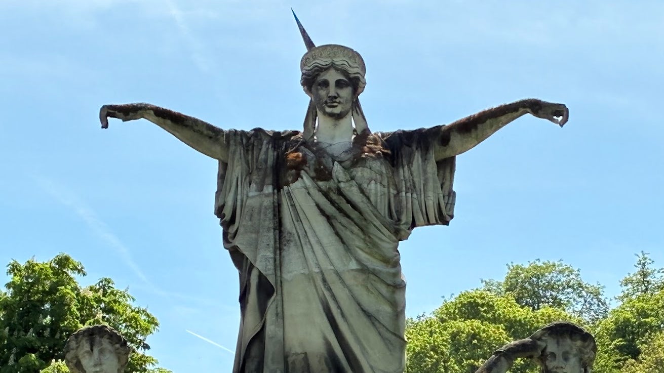 Même en zoomant artificiellement, les détails et imperfections de la statue ressortent très bien.