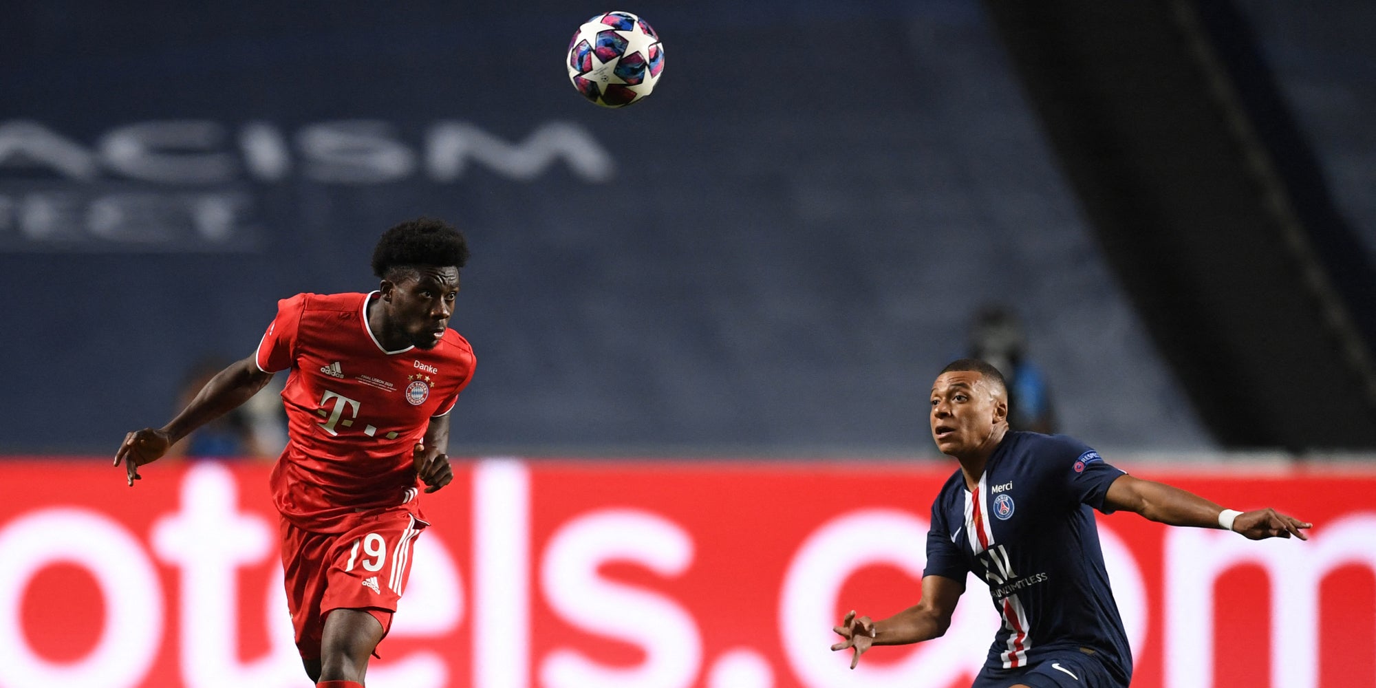 Alphonso Davies face à Kylian Mbappé lors de la finale de Ligue des Champions entre le Bayern et le PSG à Lisbonne, le 23 août 2020.