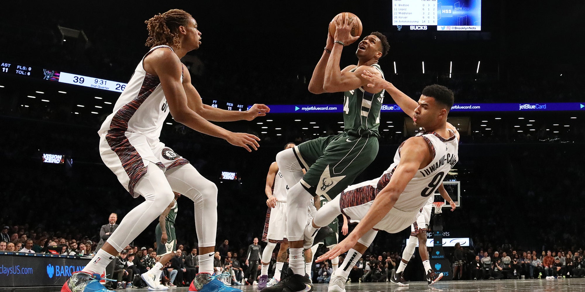 Giannis Antetokounmpo des Milwaukee Bucks, face à Nicolas Claxton et Chris Chiozza des Brooklyn Nets, sur le parquet new-yorkais le 18 janvier 2020.