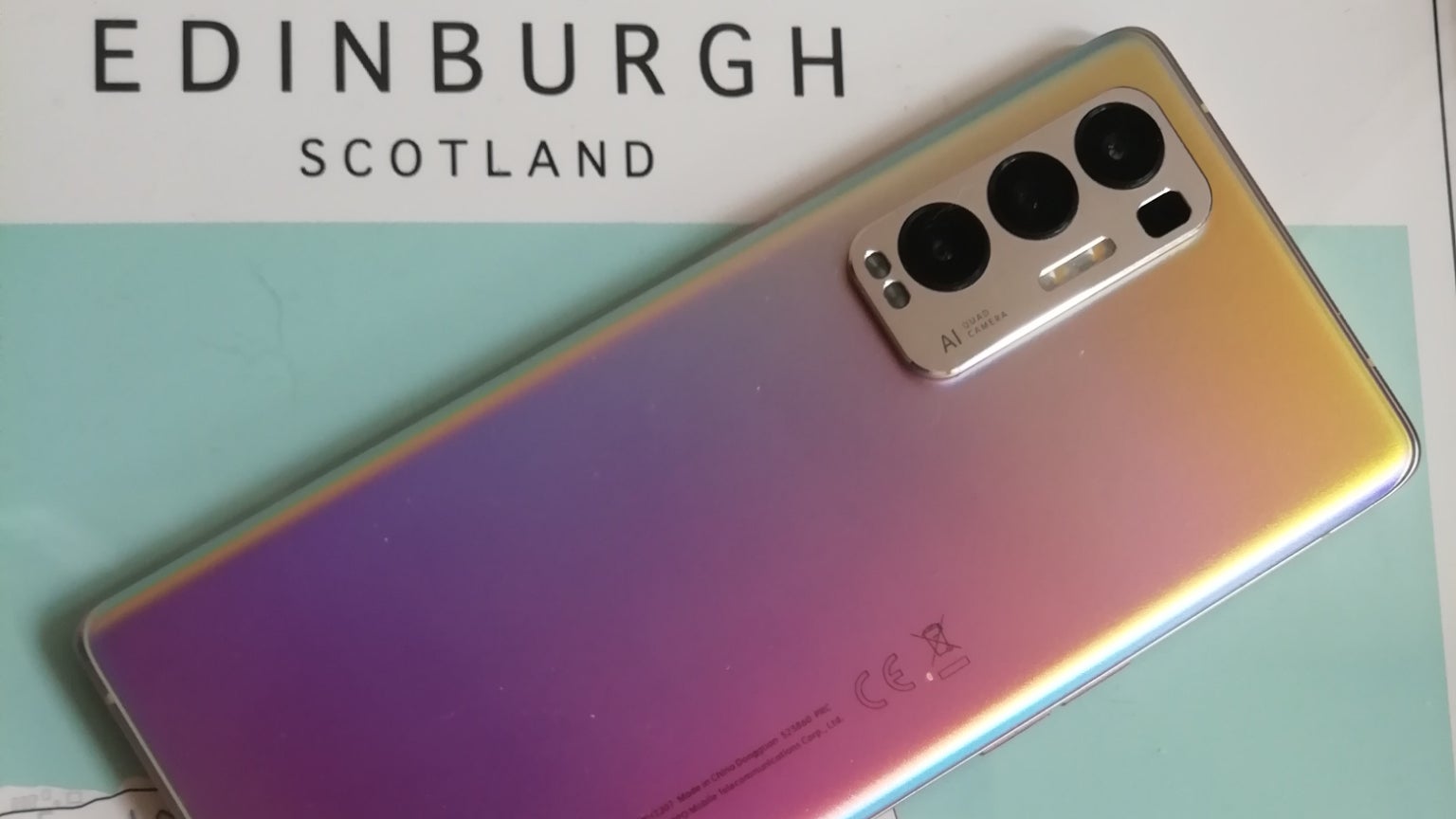 Le dos du OPPO Find X3 Neo varie en fonction de la lumière ambiante