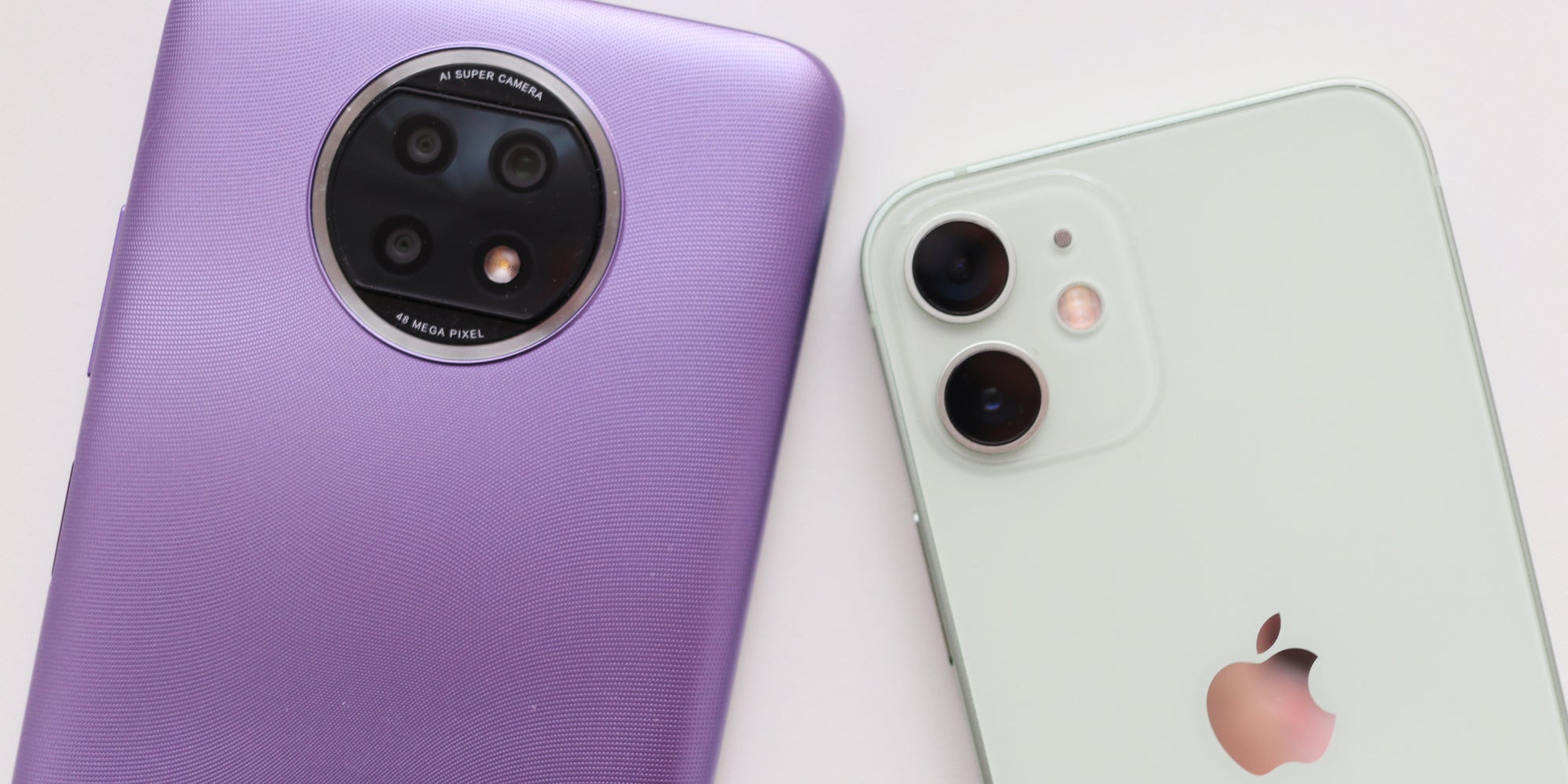 Le smartphone Xiaomi Redmi Note 9T 5G face à l'iPhone 12 mini d'Apple.