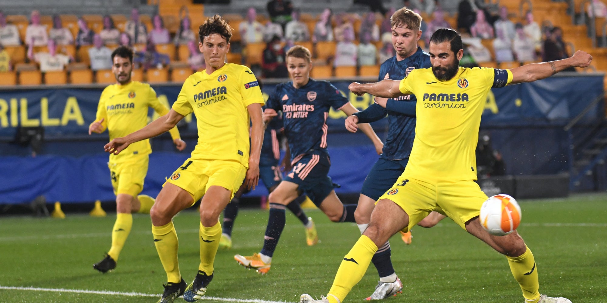 Les joueurs de Villareal et Arsenal à la lutte lors de la demi-finale aller de Ligue Europa, le 29 avril 2021 au stade Ceramica, Villareal