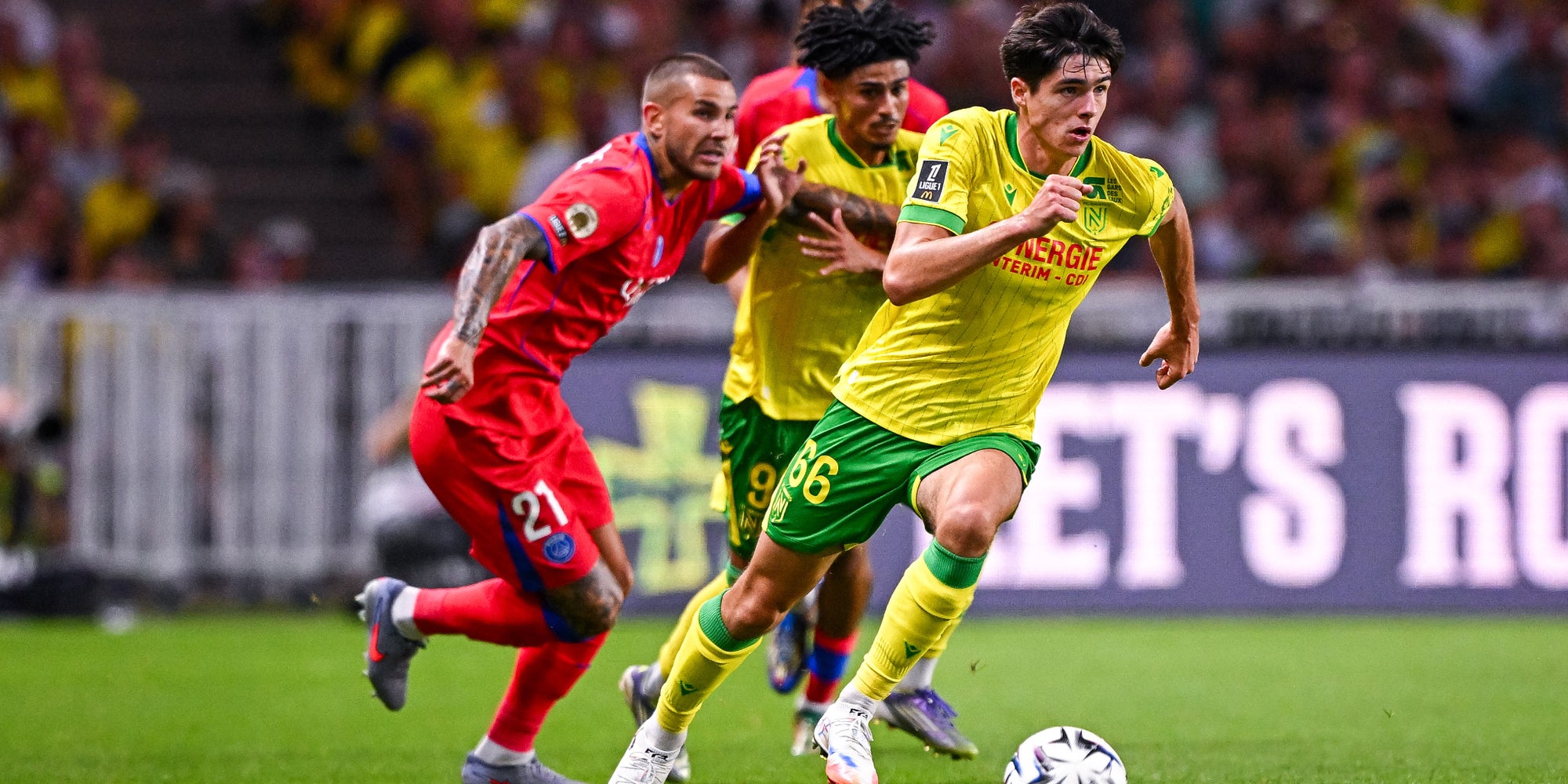 Lucas Hernandez et Louis Leroux  lors du match de Ligue 1 opposant le FC Nantes au Paris Saint-Germain, au Stade de la Beaujoire à Nantes, le 17 août 2025.

