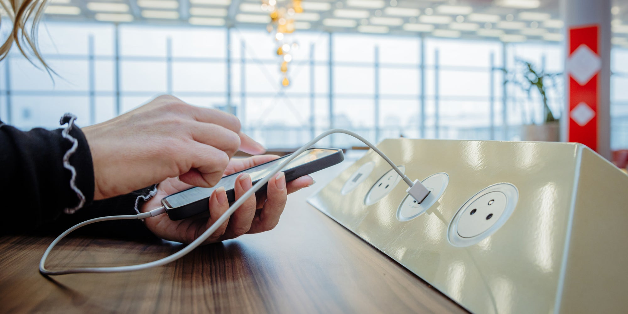 Le FBI déconseille vivement de brancher son smartphone sur un port USB public, au risque de l'exposer à des logiciels malveillants.