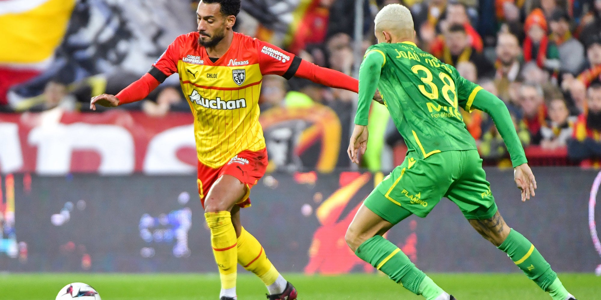 Angelo Fulgini (RC Lens) face à Joao Victor (FC Nantes) lors de RC Lens - FC Nantes, au stade Bollaert-Delelis de Lens,  le 19 février 2023.