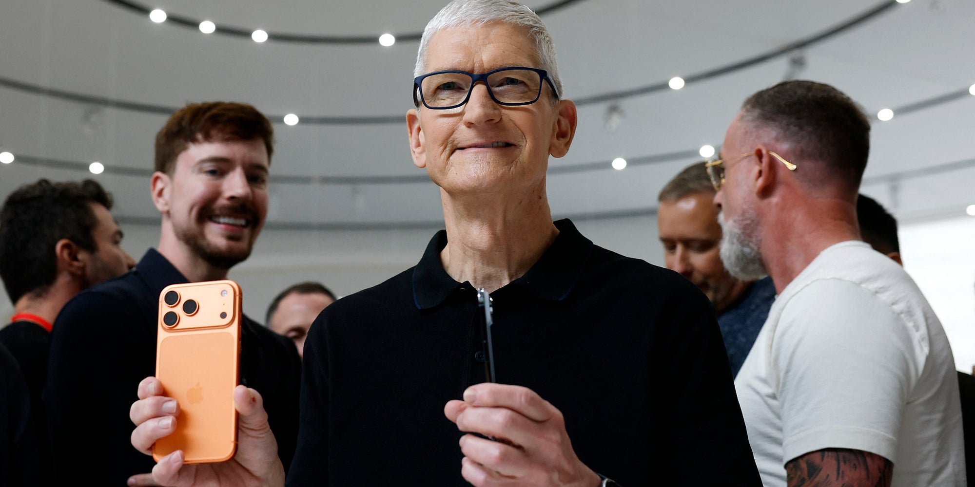 Le CEO d'Apple Tim Cook tenant l'iPhone 17 Pro et l'iPhone 17 Air à l'occasion de la Keynote 2025, le 9 septembre au siège social d'Apple, à Cupertino (Californie).