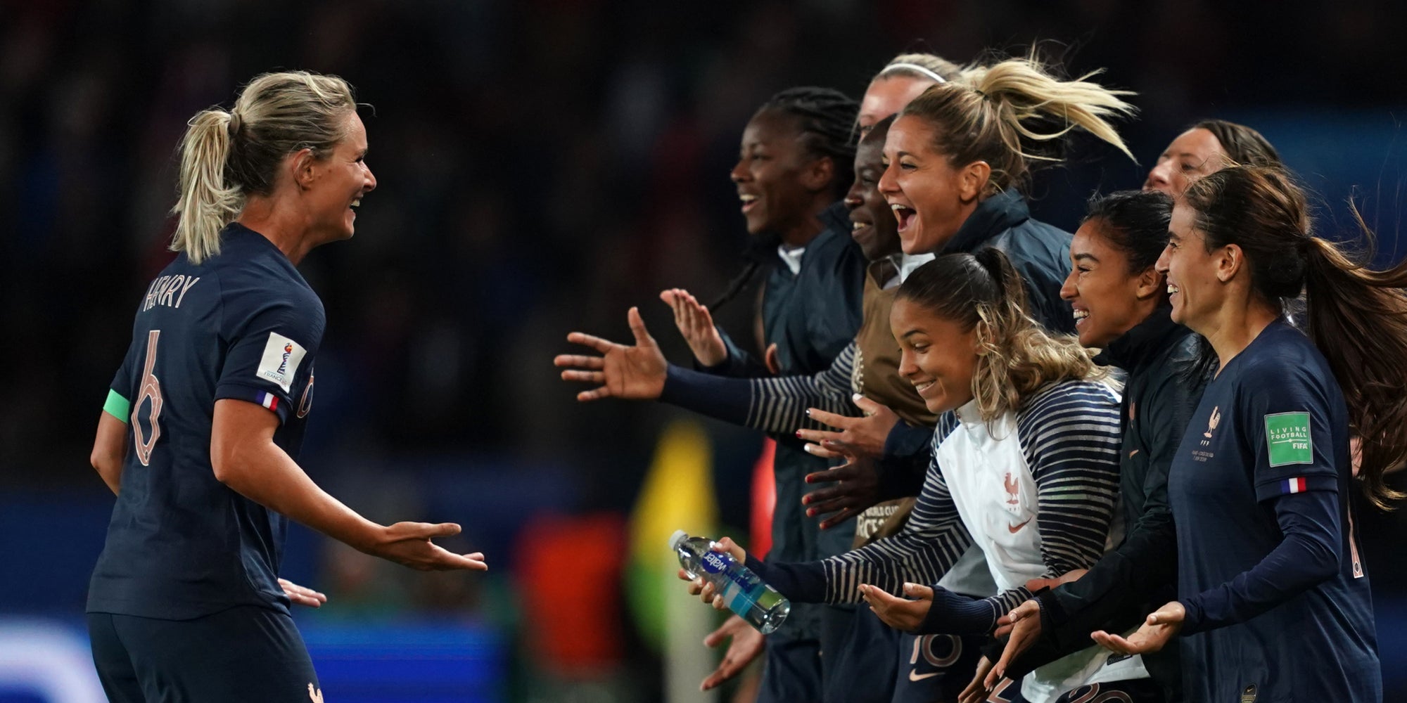 La capitaine de l'Équipe de France, Amandine Henry, est acclamée par ses coéquipières après son but face à la Corée du Sud, au Parc des Princes à Paris, le 7 juin 2019.