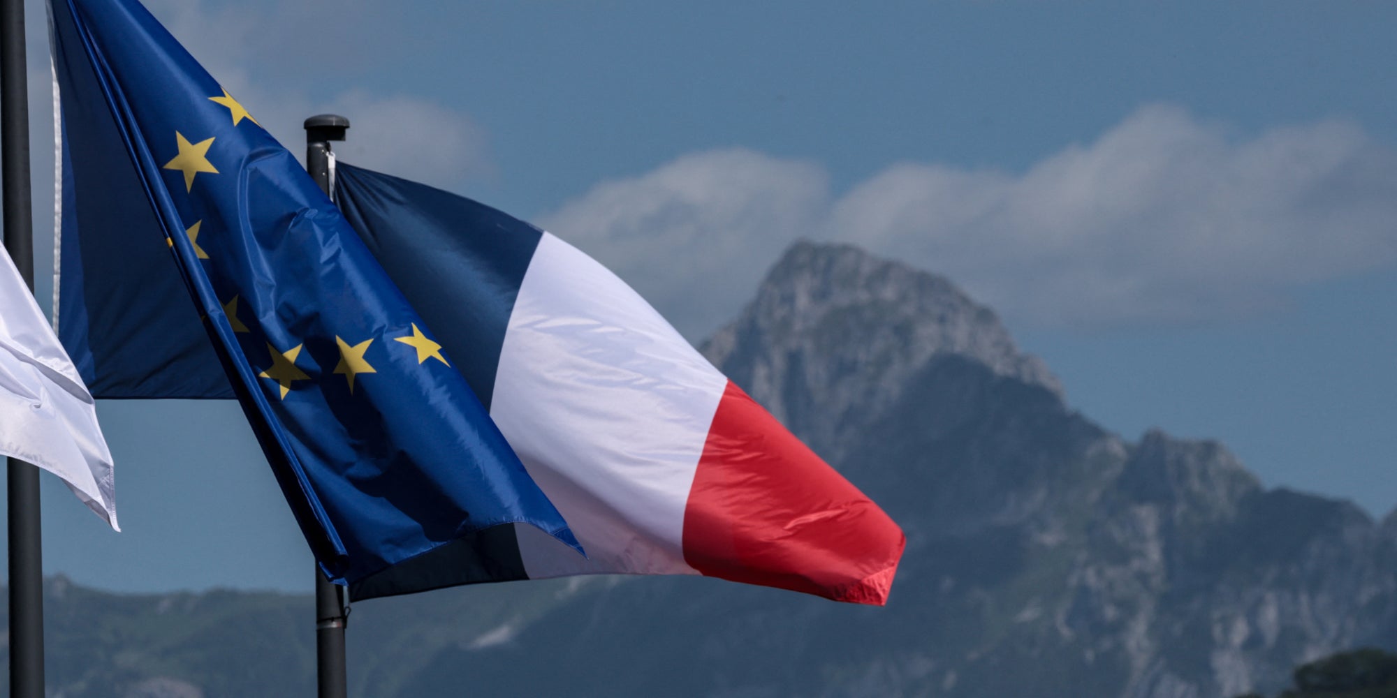 Drapeaux français et européen visibles à Évian-les-Bains (Haute-Savoie), à l’ouverture du sommet du G7, le 15 juin 2026. 