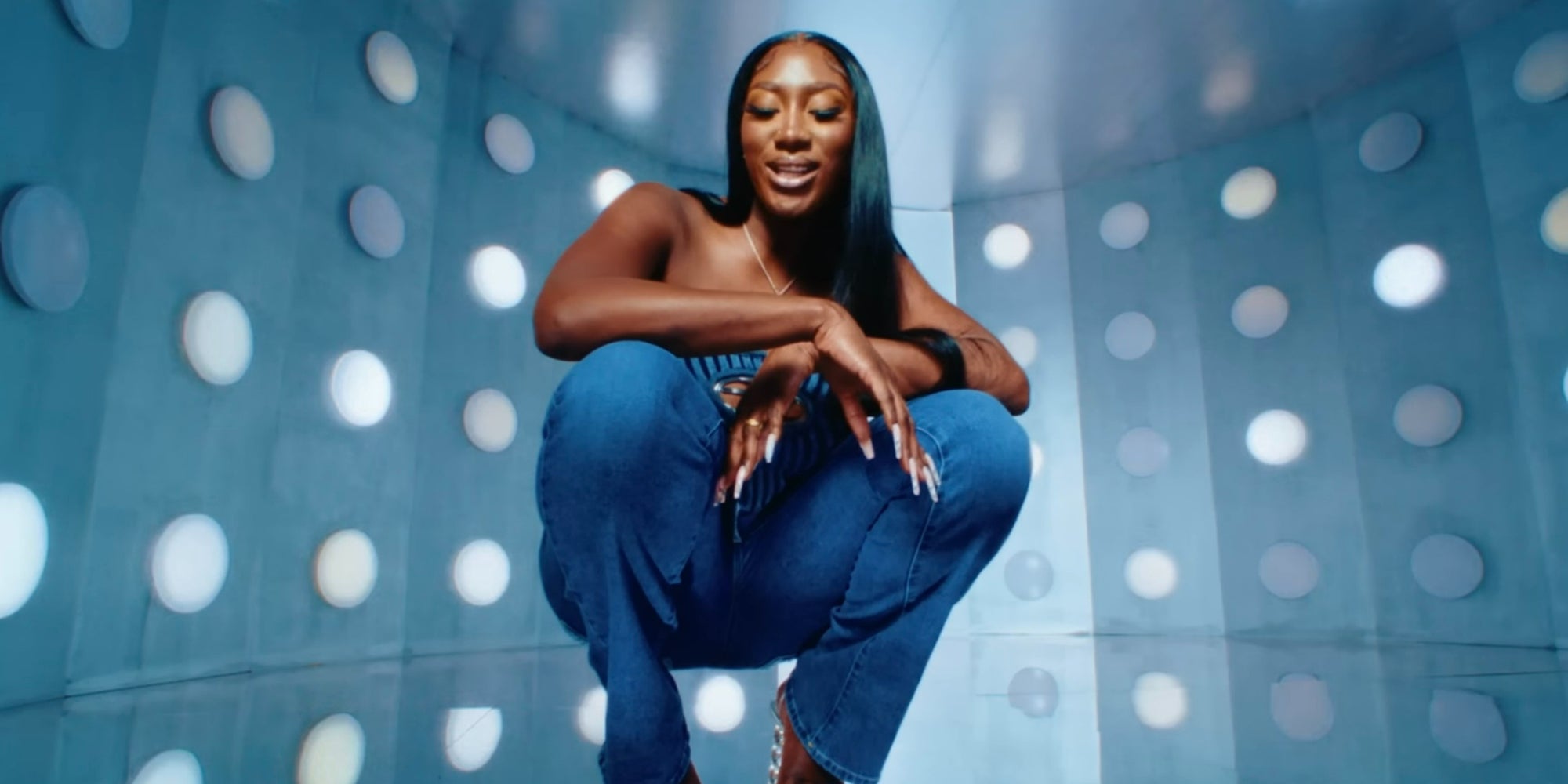 Aya Nakamura dans le clip de son single "Baby" à retrouver dans l'album "DNK". 