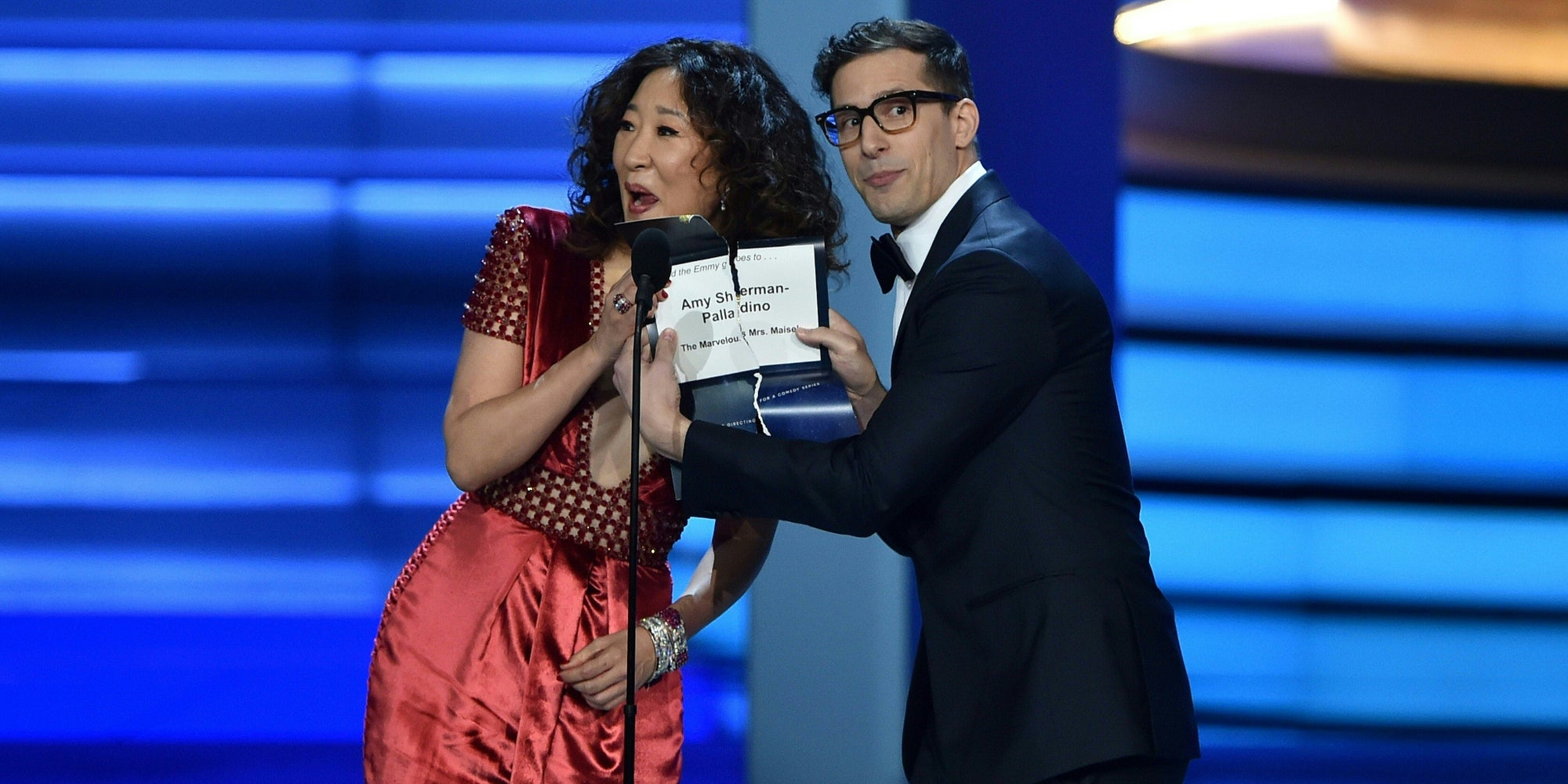 Andy Samberg et Sandra Oh à la 70e cérémonie des Emmy Awards.