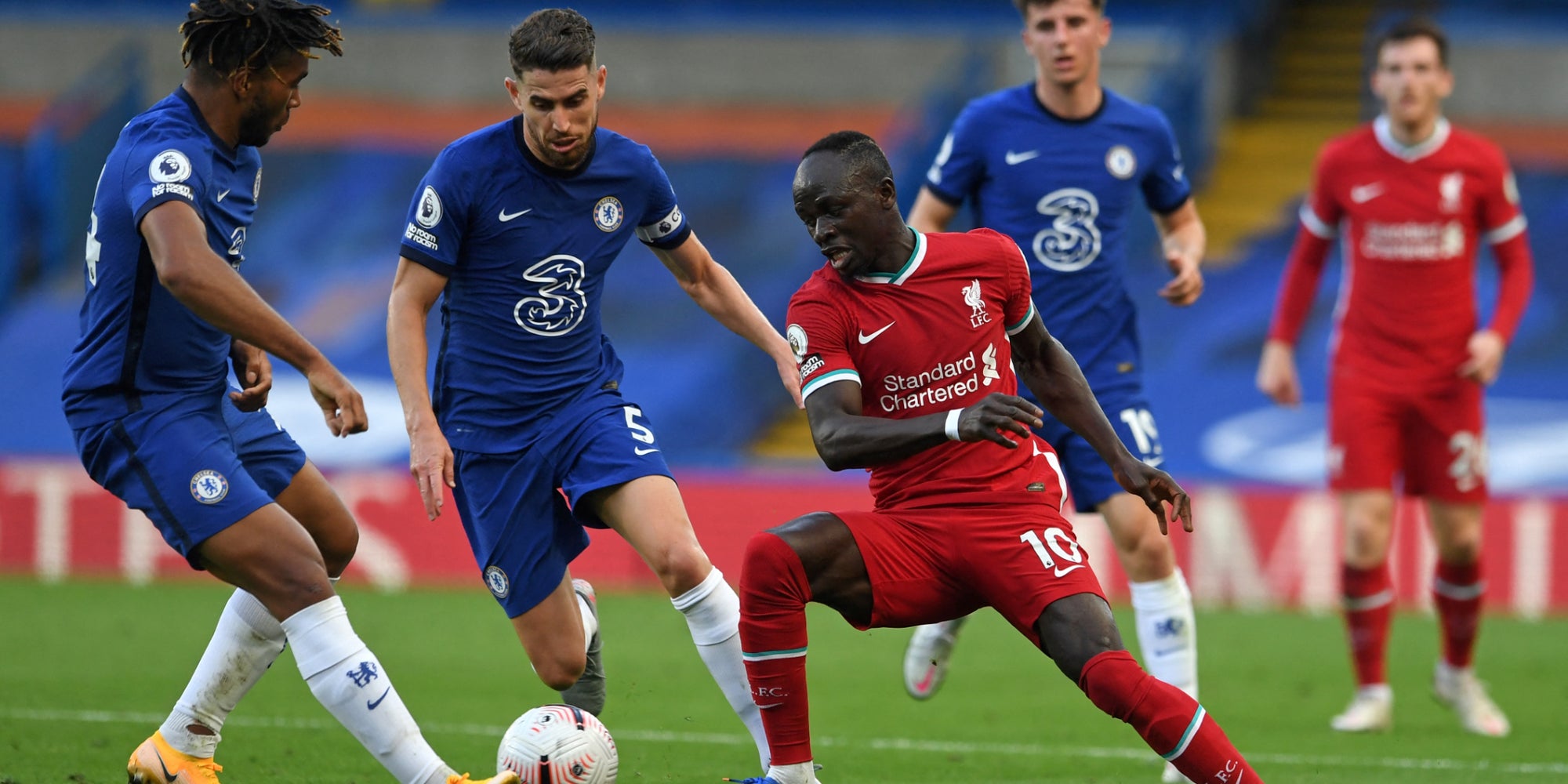 Les joueurs de Liverpool et Chelsea à la lutte lors du match aller en Premier League, le 20 septembre 2020 à Stamford Bridge, Londres