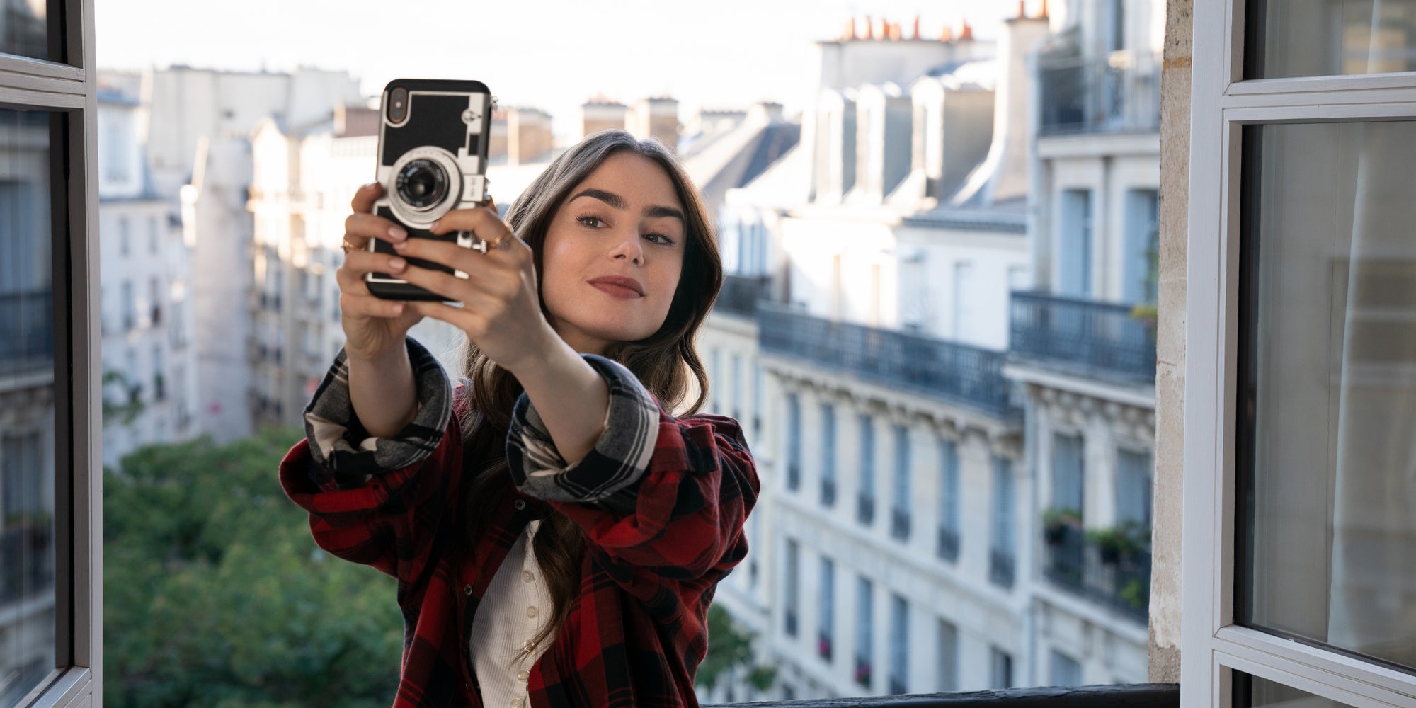 Lily Collins, de retour devant l'objectif pour la saison 2 de la série "Emily in Paris".