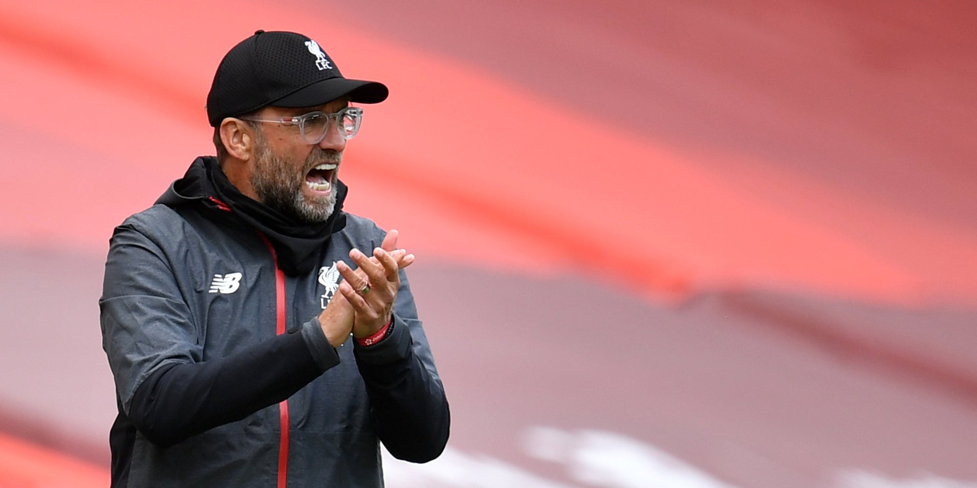 Jurgën Klopp encourage ses joueurs de Liverpool lors d'un match de Premier League face à Aston Villa, joué dans le stade d'Anfield le 5 juillet 2020.