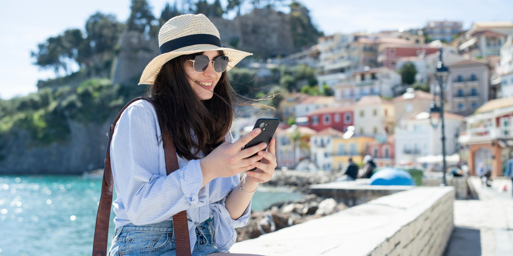 Voici les prix des appels et des SMS émis et reçus depuis l'étranger, de quoi partir en vacances sereinement.