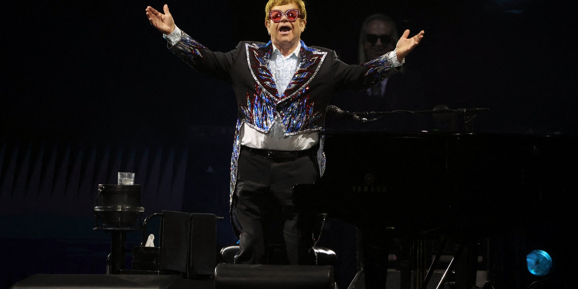 Elton John salue le public lors de sa tournée "The Farewell Yellow Brick Road: The Final Tour", à l'Allegiant Stadium à Las Vegas, le 1er novembre 2022.  