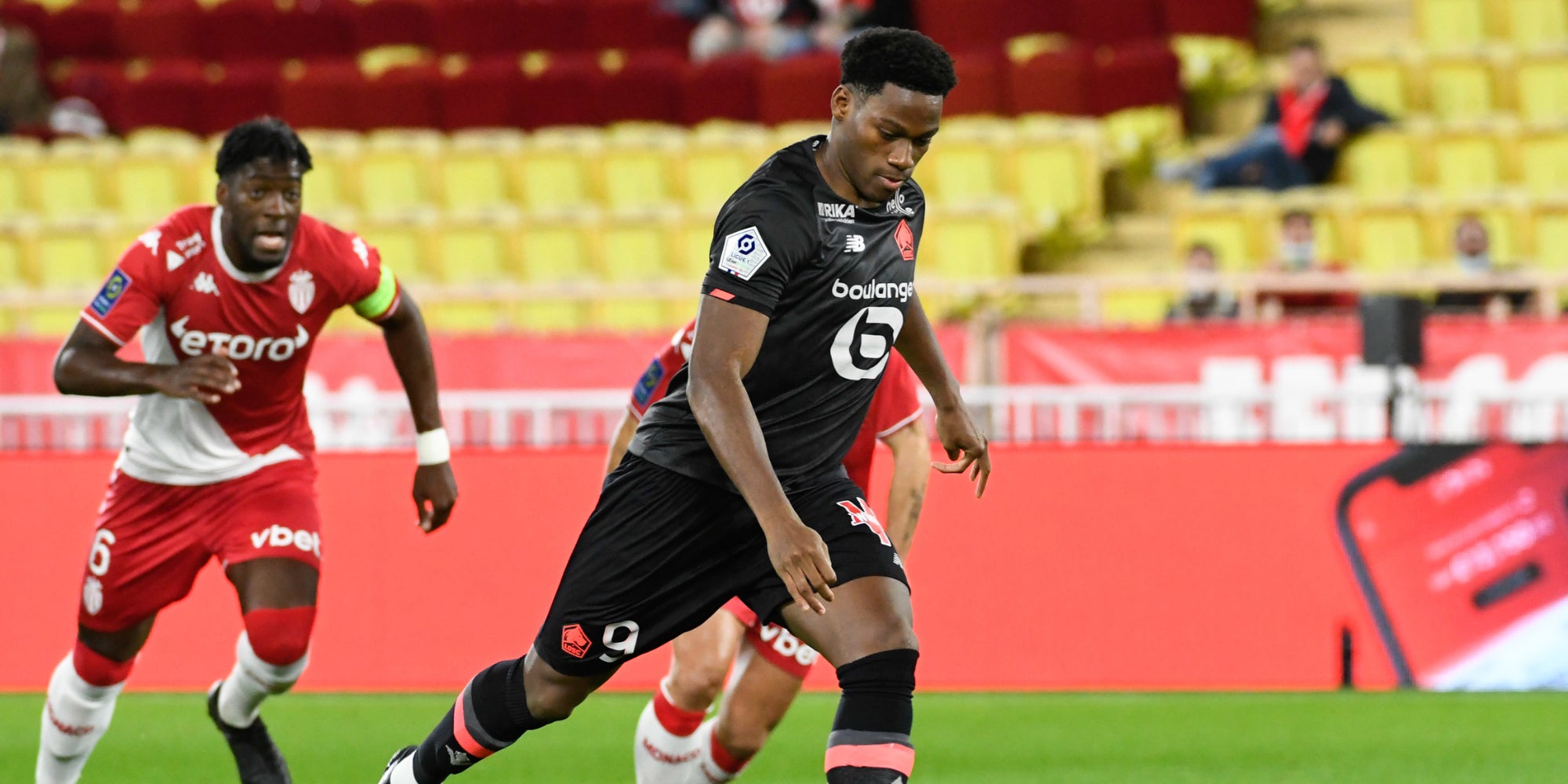 Jonathan David et Axel Disasi lors du match de Ligue 1 AS Monaco - LOSC, au stade Louis II à Monaco, le 19 novembre 2021. 